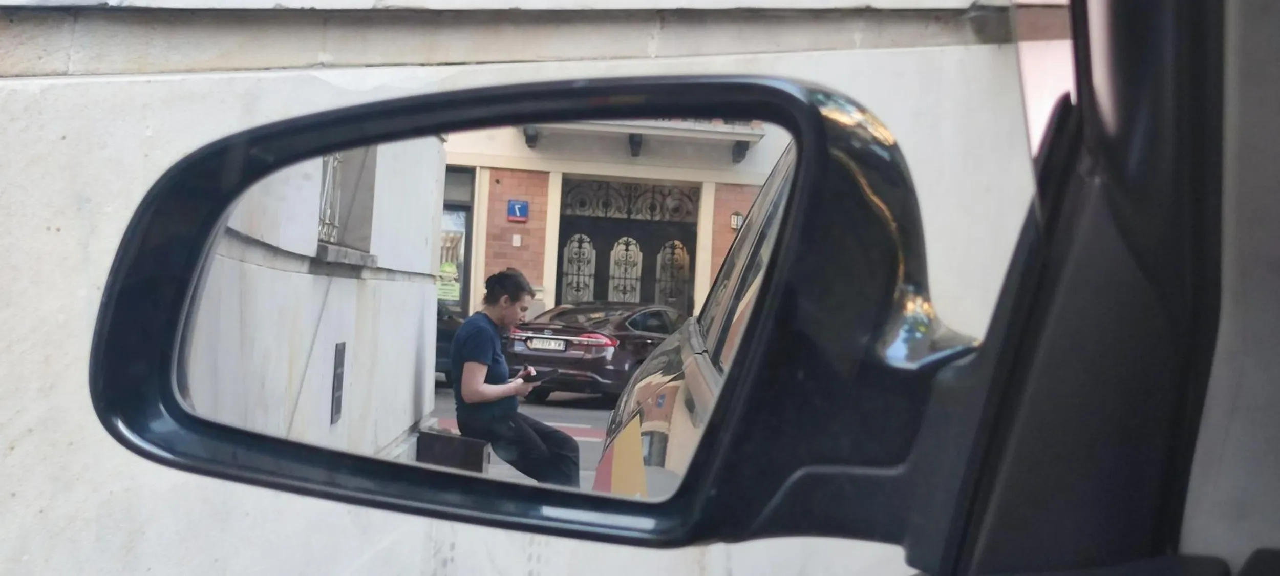 Agresywne zachowanie za kierownicą. Chcąc zmienić pas nie wpuszcza przyspiesza celowo. To bym odpuścił ale rzucanie butelkami w moje auto wystraszylo pasażera jak mogło doprowadzić do wypadku tego się nie odpuszcza i dwie szkody na aucie. Policja powiadomiona. Uwaga na piratke