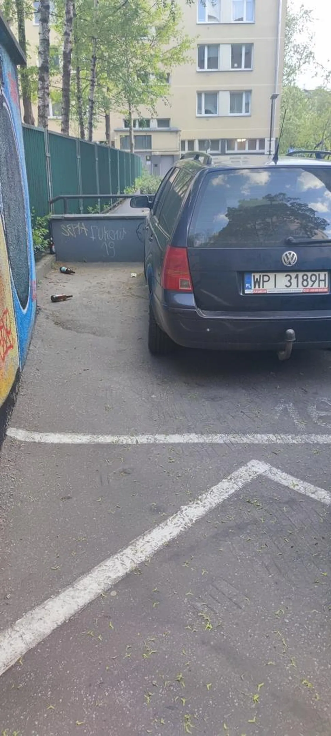 Agresywne zachowanie za kierownicą. Chcąc zmienić pas nie wpuszcza przyspiesza celowo. To bym odpuścił ale rzucanie butelkami w moje auto wystraszylo pasażera jak mogło doprowadzić do wypadku tego się nie odpuszcza i dwie szkody na aucie. Policja powiadomiona. Uwaga na piratke