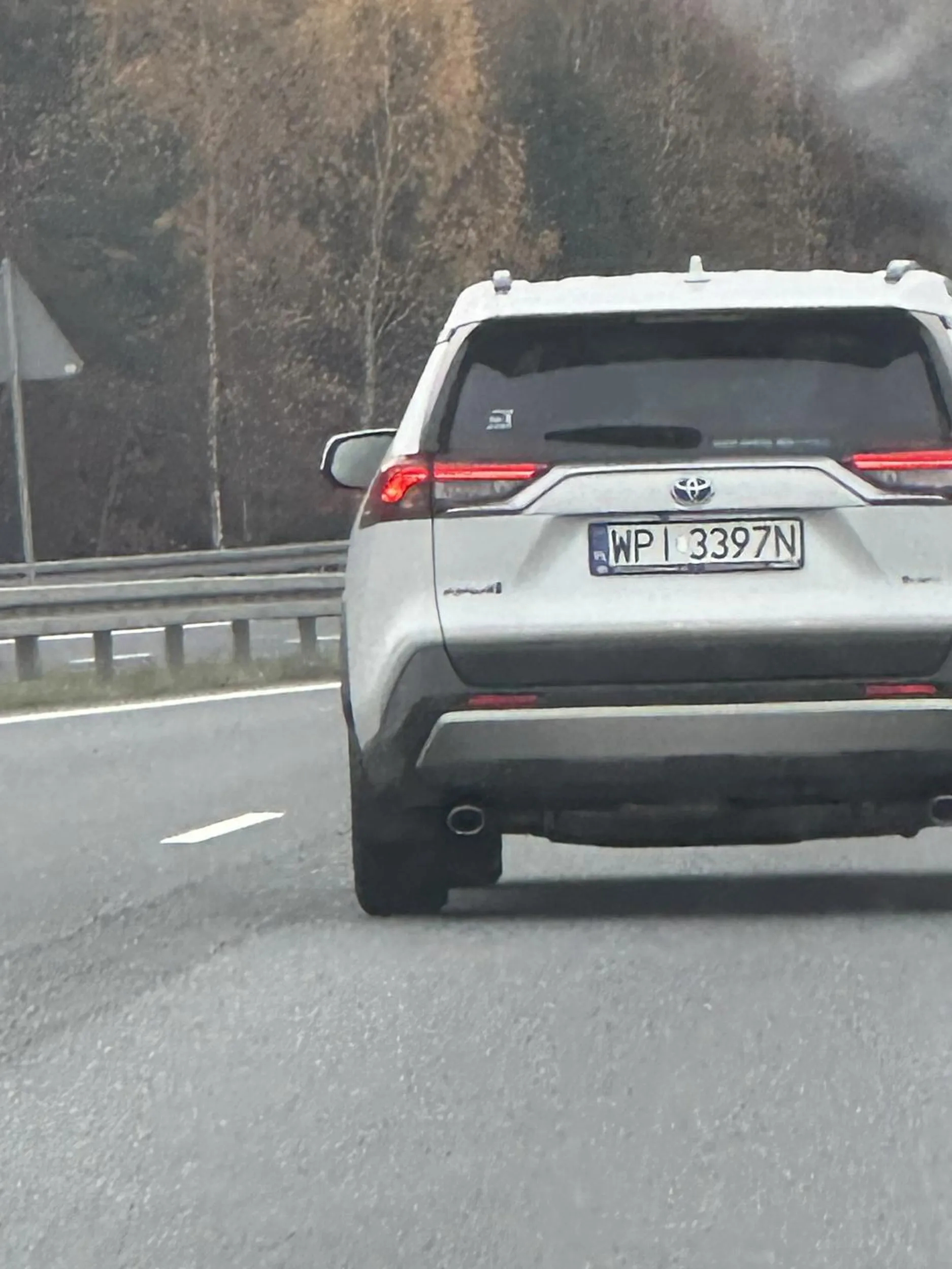 Znalazł się szeryf drogi trąbi nagrywa trzyma telefon w rękach i przekracza prędkość o 40km/h