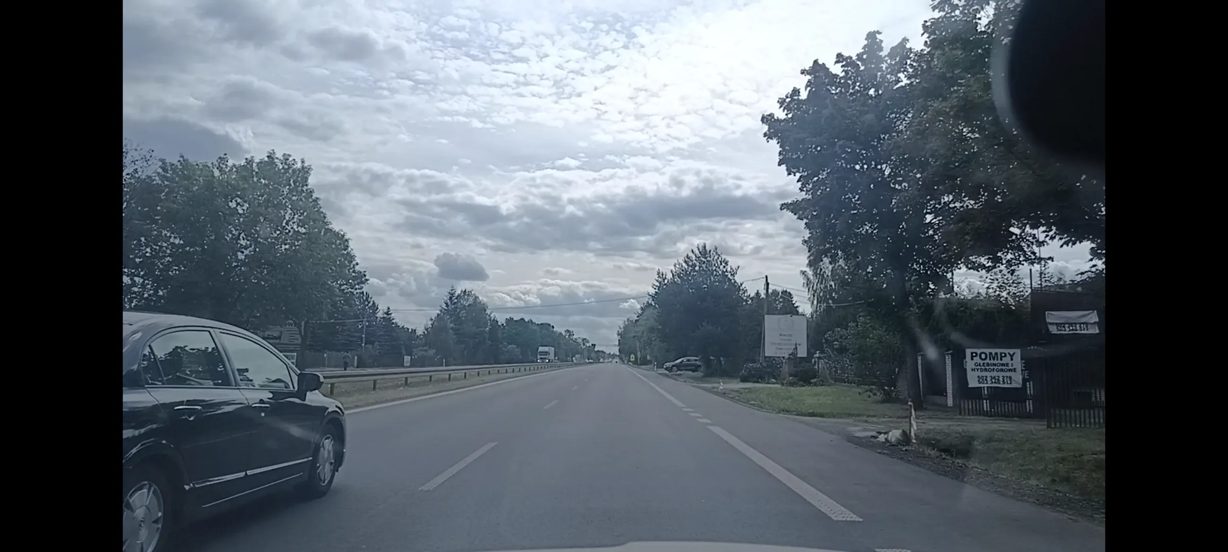 Złomiarz blokuje lewy pas i prawy ma pusty