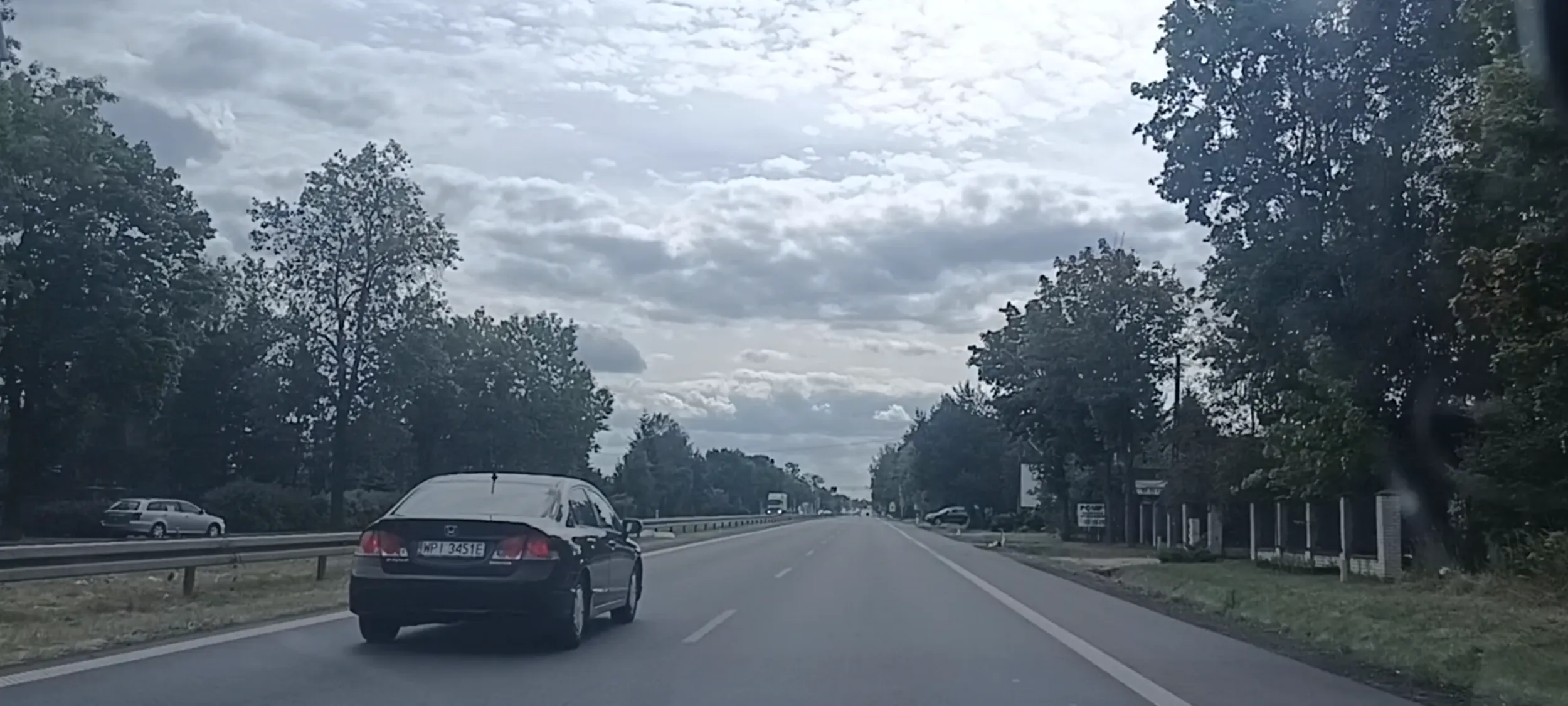 Złomiarz blokuje lewy pas i prawy ma pusty