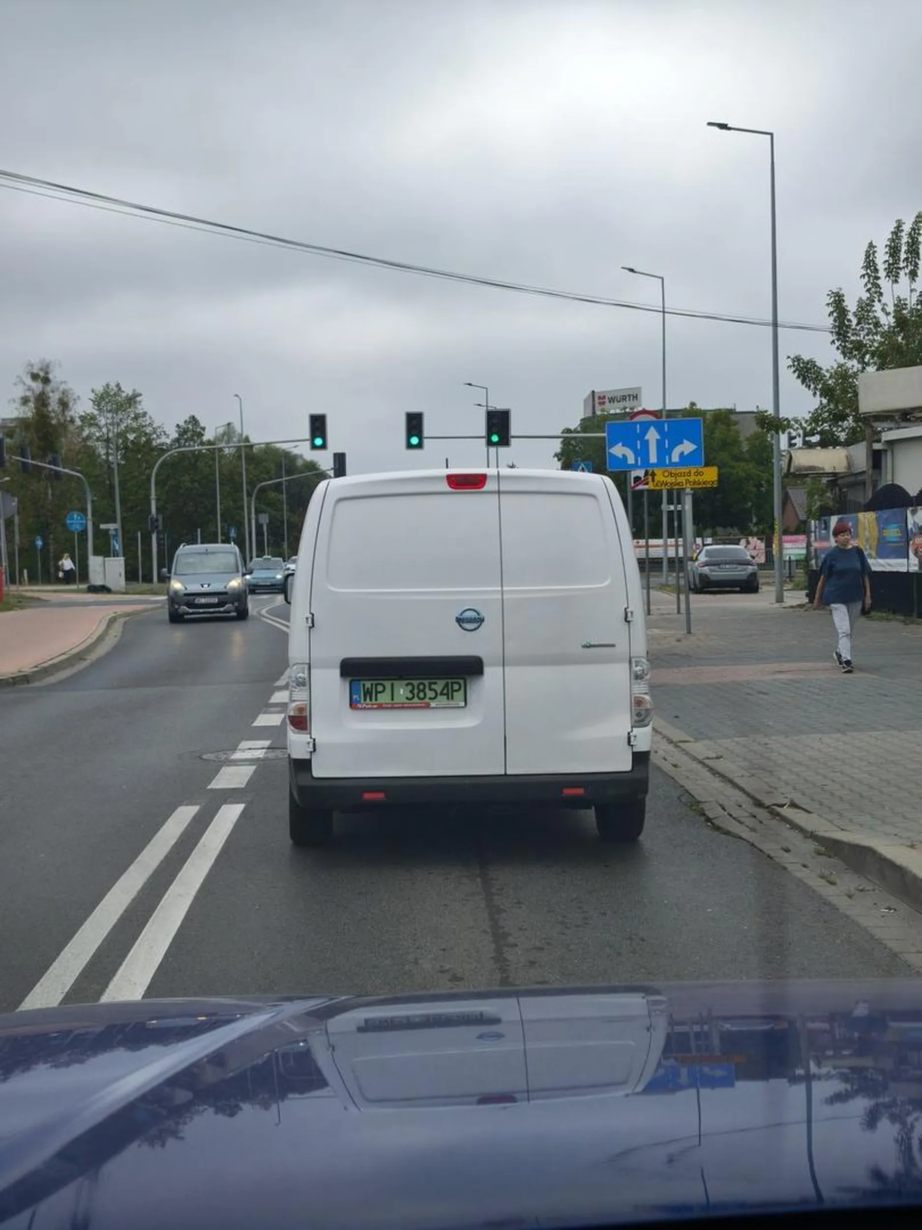 Burak  zdesperowany za kierownicą. Katuje tego elektryka, wyprzedza, macha łapami. Jak jego szef widzialby jak ten typ jezdzi po dołach to juz dawno by go wyje...