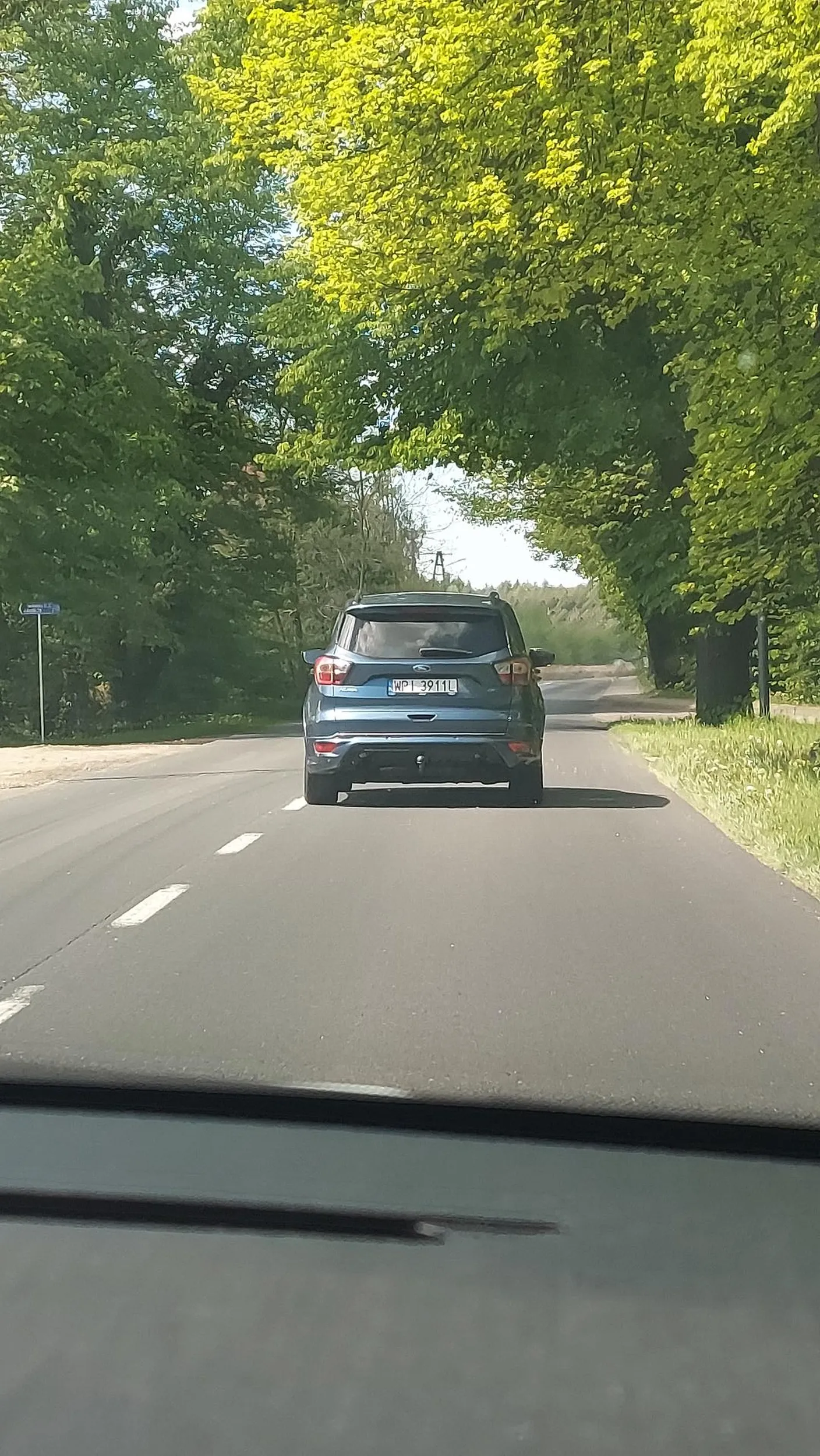 Wyprzedza na czołówkę, spycha rowerzystów i inne auta na pobocze, nie pozdrawiam kierowcy :)))