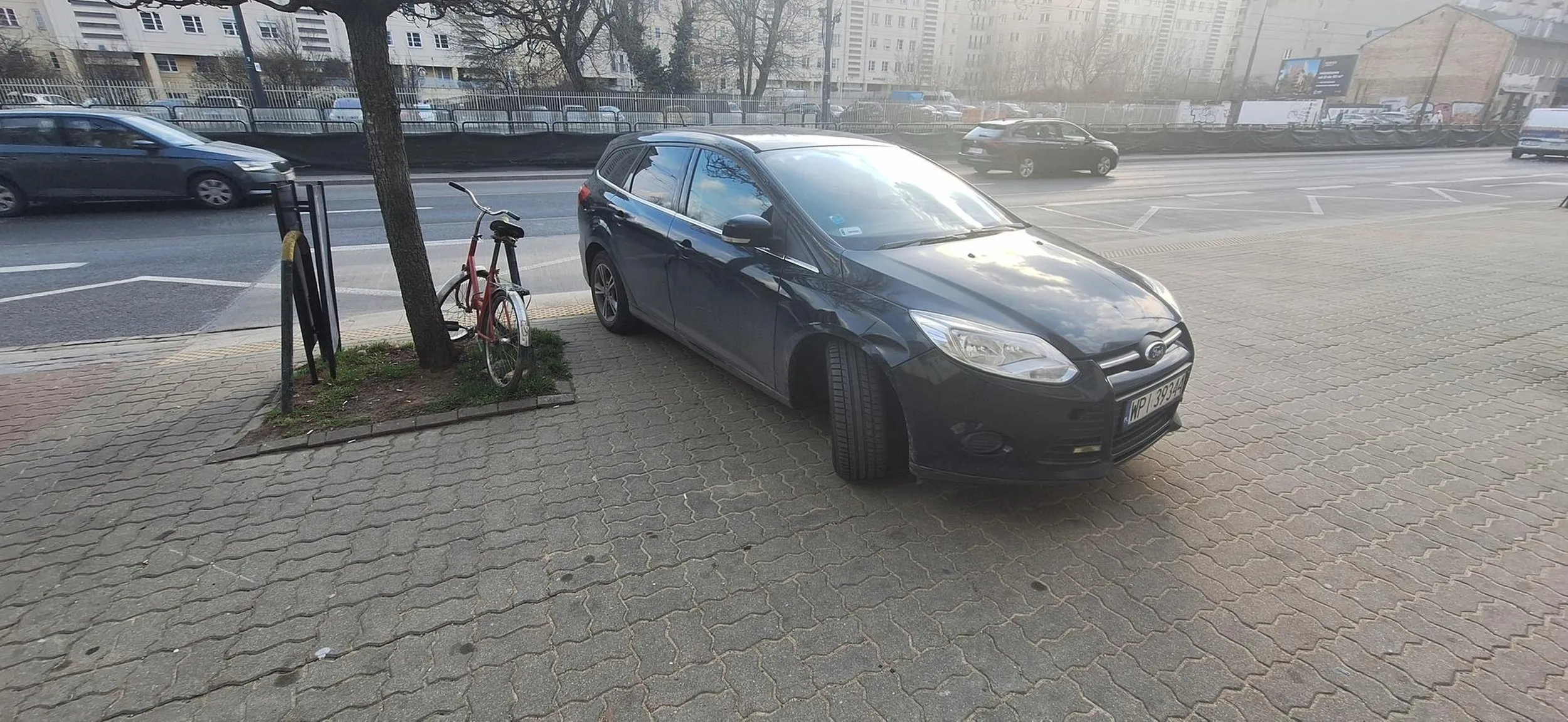 Parkuje na przystanku autobusowym...