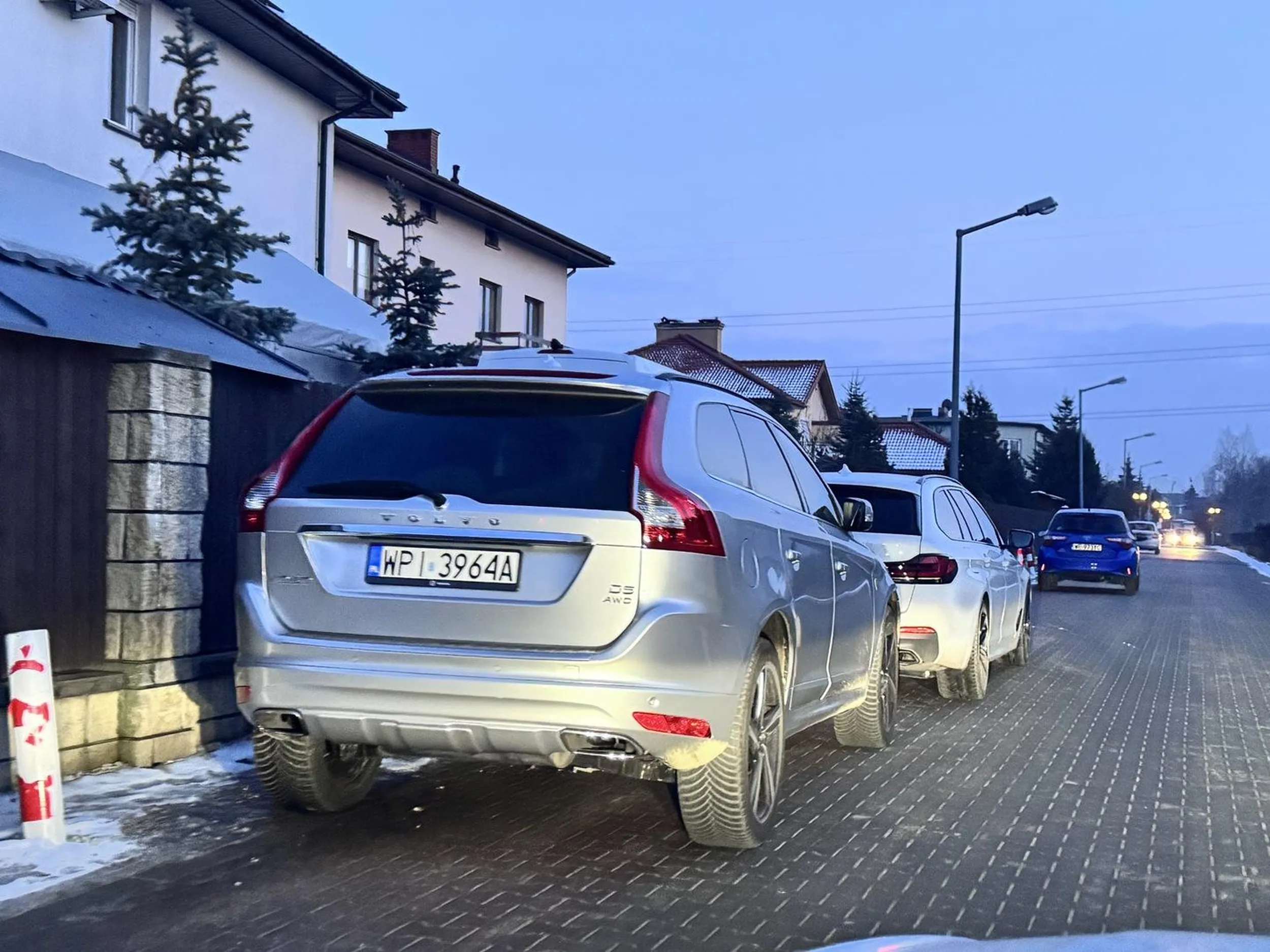 Nielegalnie parkuje w strefie zamieszkania na niewyznaczonym miejscu utrudniając ruch…