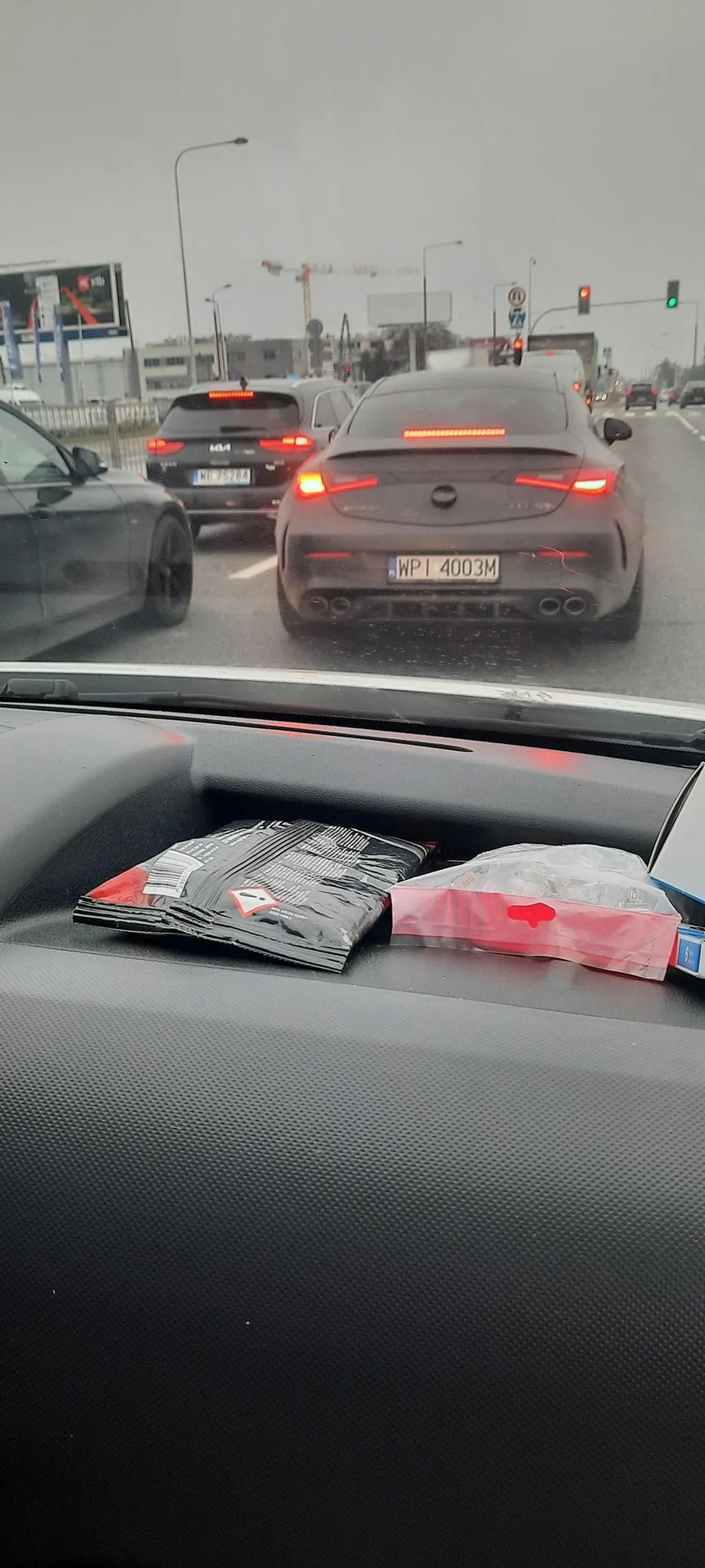 Jeździ uwalonym mercedesem blokuje pas bo się musi wepchnąć w kolejkę do zjazdu