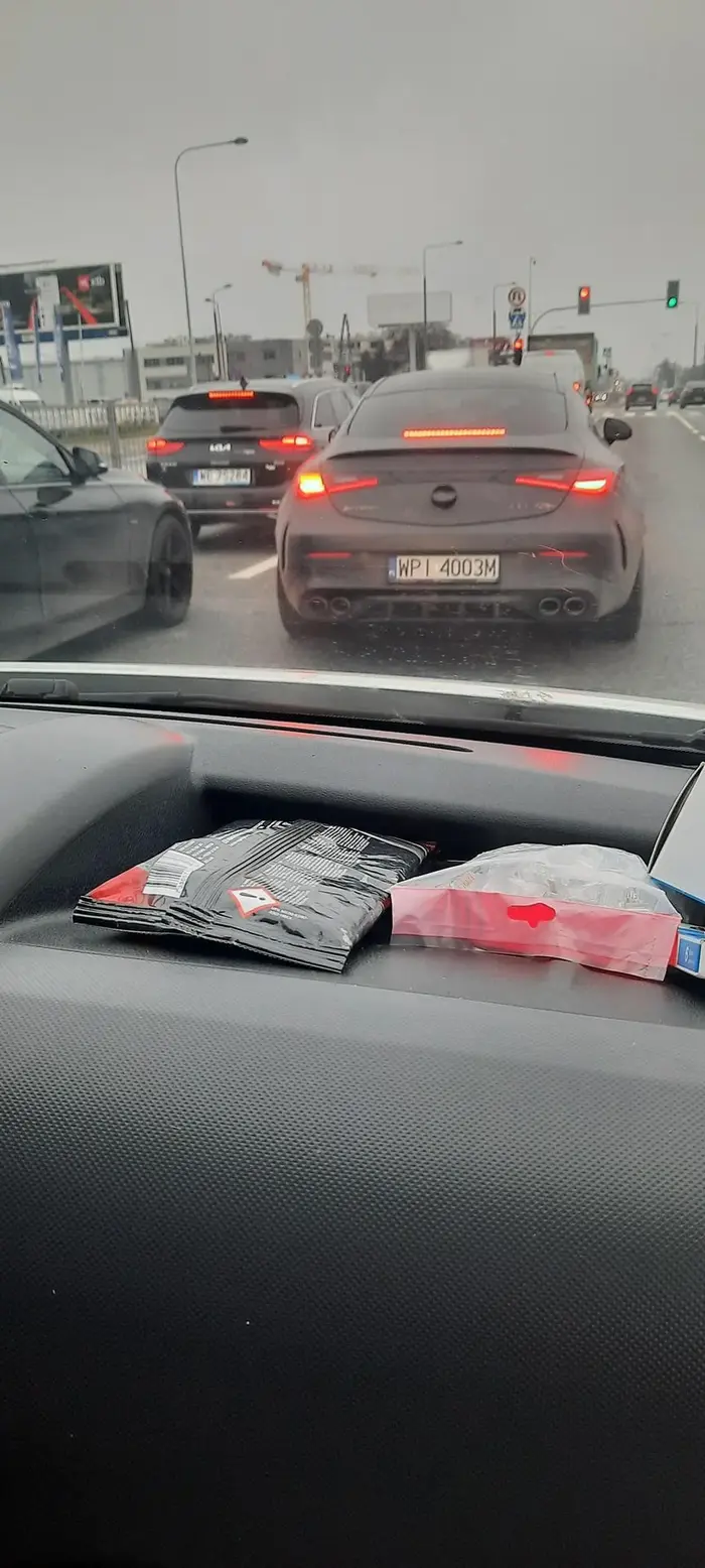 Jeździ uwalonym mercedesem blokuje pas bo się musi wepchnąć w kolejkę do zjazdu