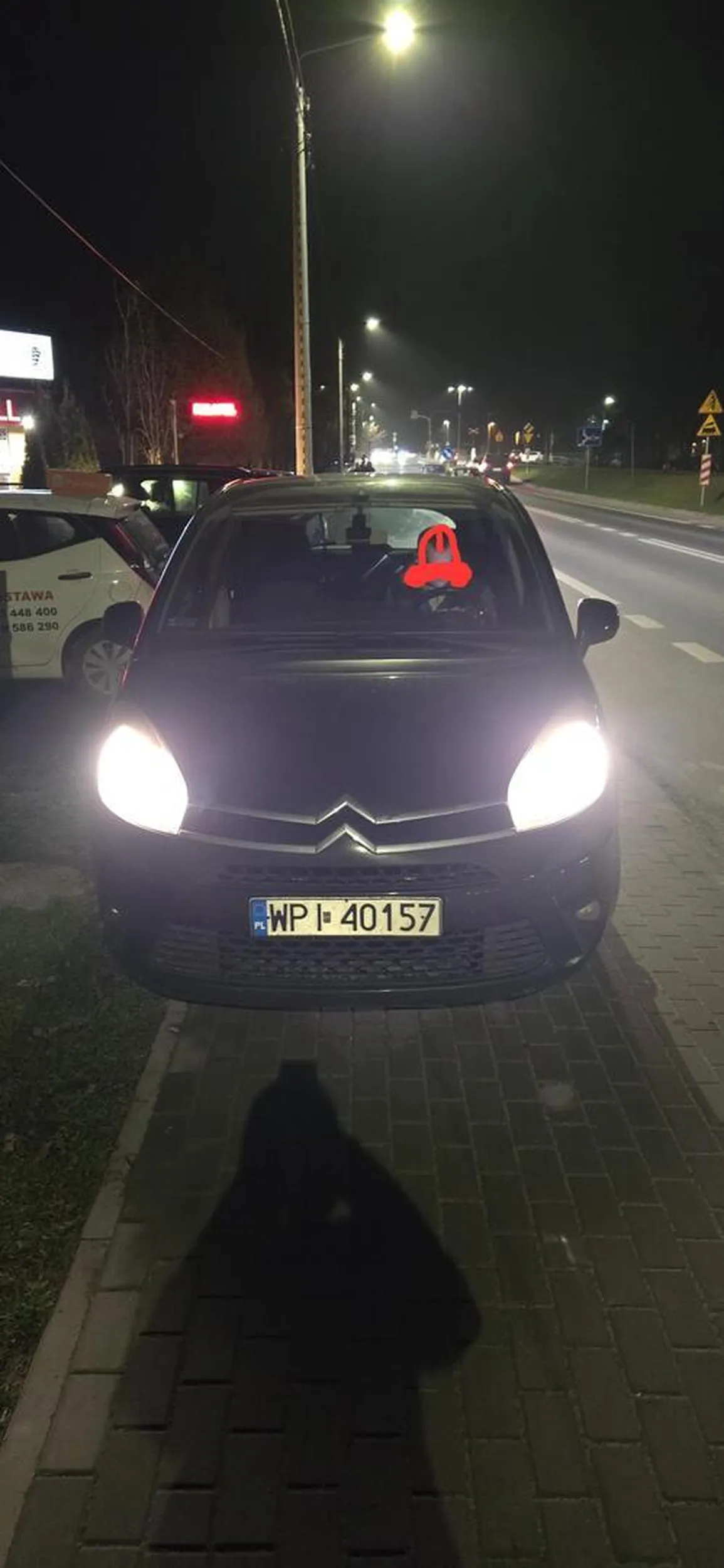 Łysiejący narząd męski w zwisie w oczekiwaniu na kebaba.