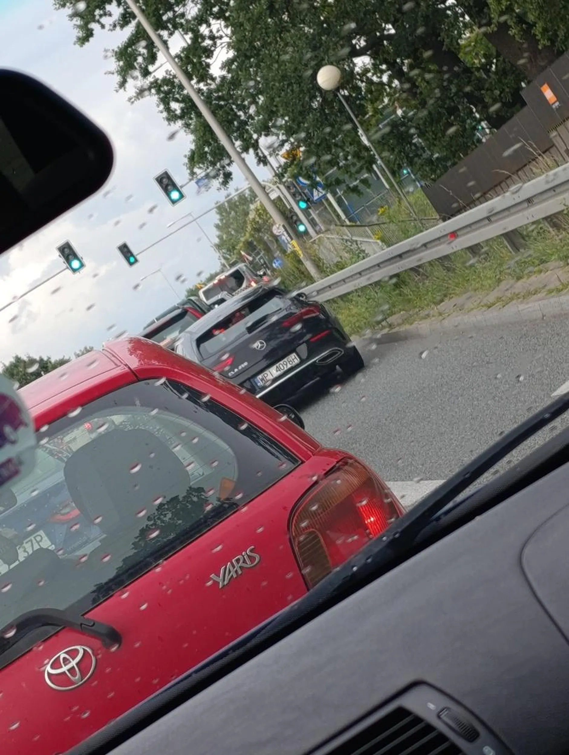 Zjeb wepchnął się tak, że prawie zepchnął nas na barierki. I nic sobie z tego nie zrobił