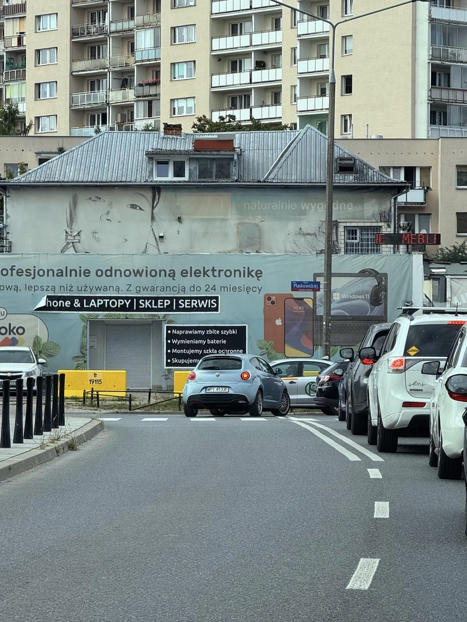 Dziewczyno, czy Ty jesteś normalna? Jedziesz lewym pasem kilkaset metrów przez dwukierunkową, jednojezdniowa ulicę. Wyprzedzasz ludzi na przejściach, progach zwalniających a na koniec wjeżdżasz tym lewym-przeciwnym pasem na skrzyżowanie i jak gdyby nigdy nic skręcasz w prawo…co jest z Tobą nie tak? Jesteś trzeźwa? Nic nie brałaś?