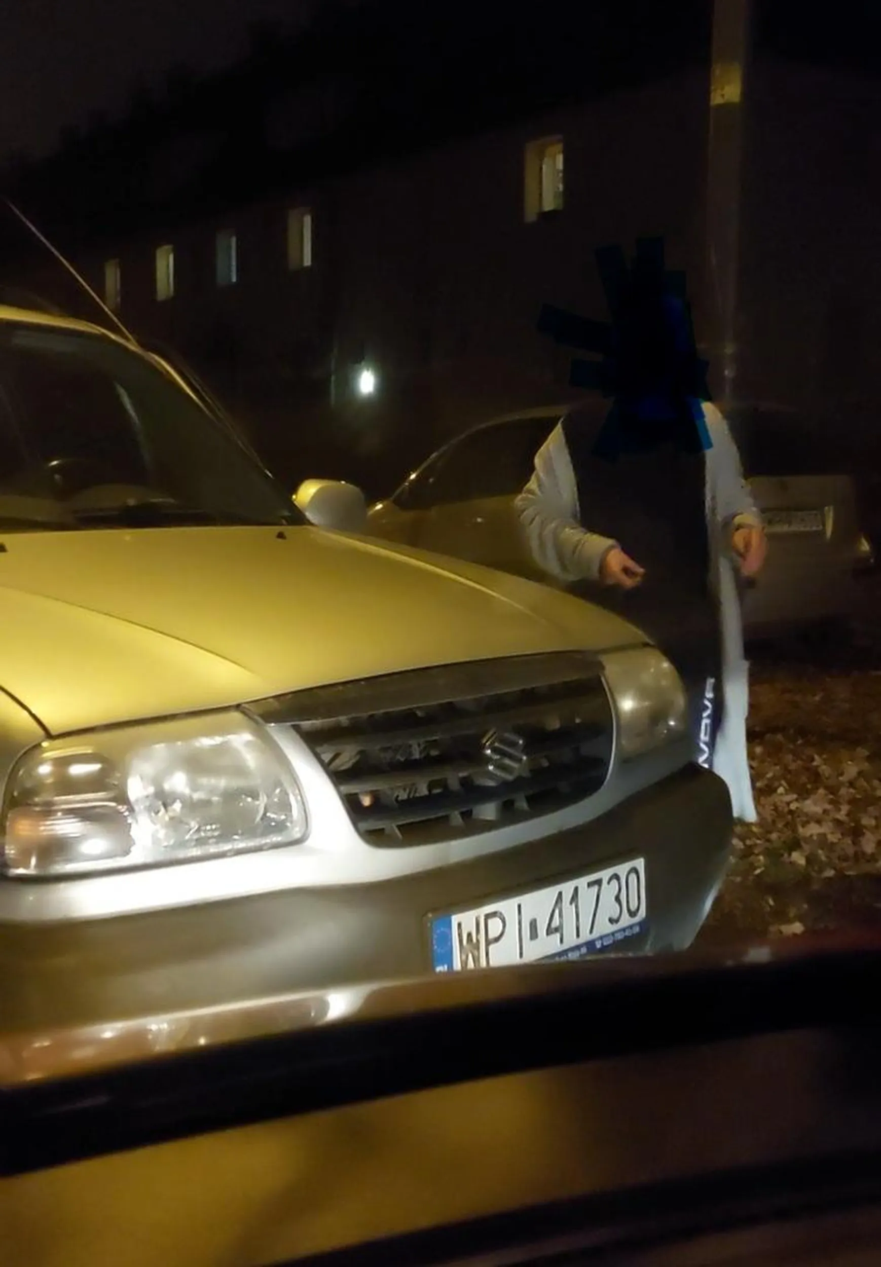 Wrocław.  Ul. Hutnicza. Ta babka z dzieckiem jechała pod prąd i kazała dać drogę dla tego,  bo ma dziecko w pojazdie.