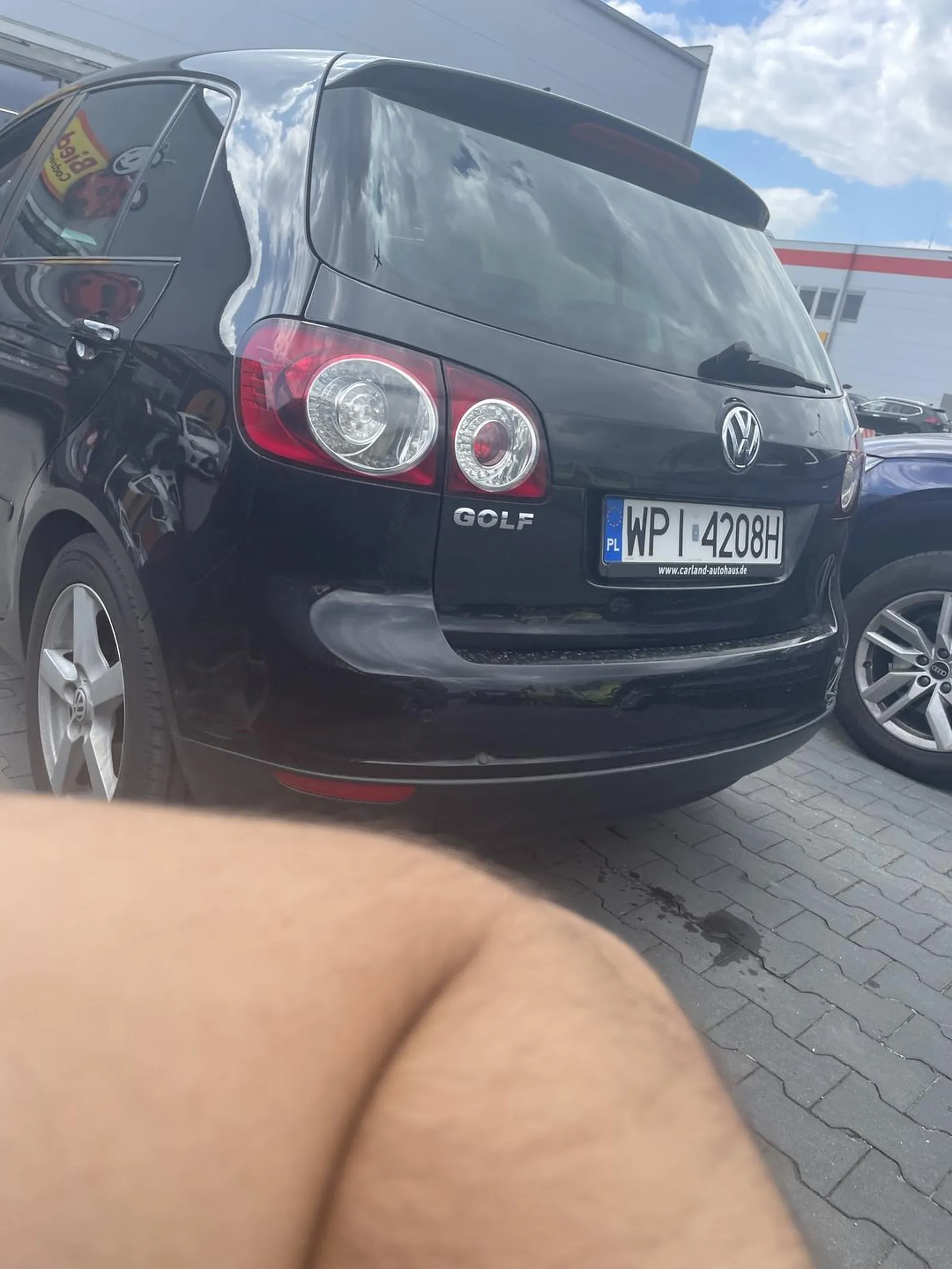 Specjalnie zarysował samochòd parkowany obok  przy parkingu OBI Piaseczno