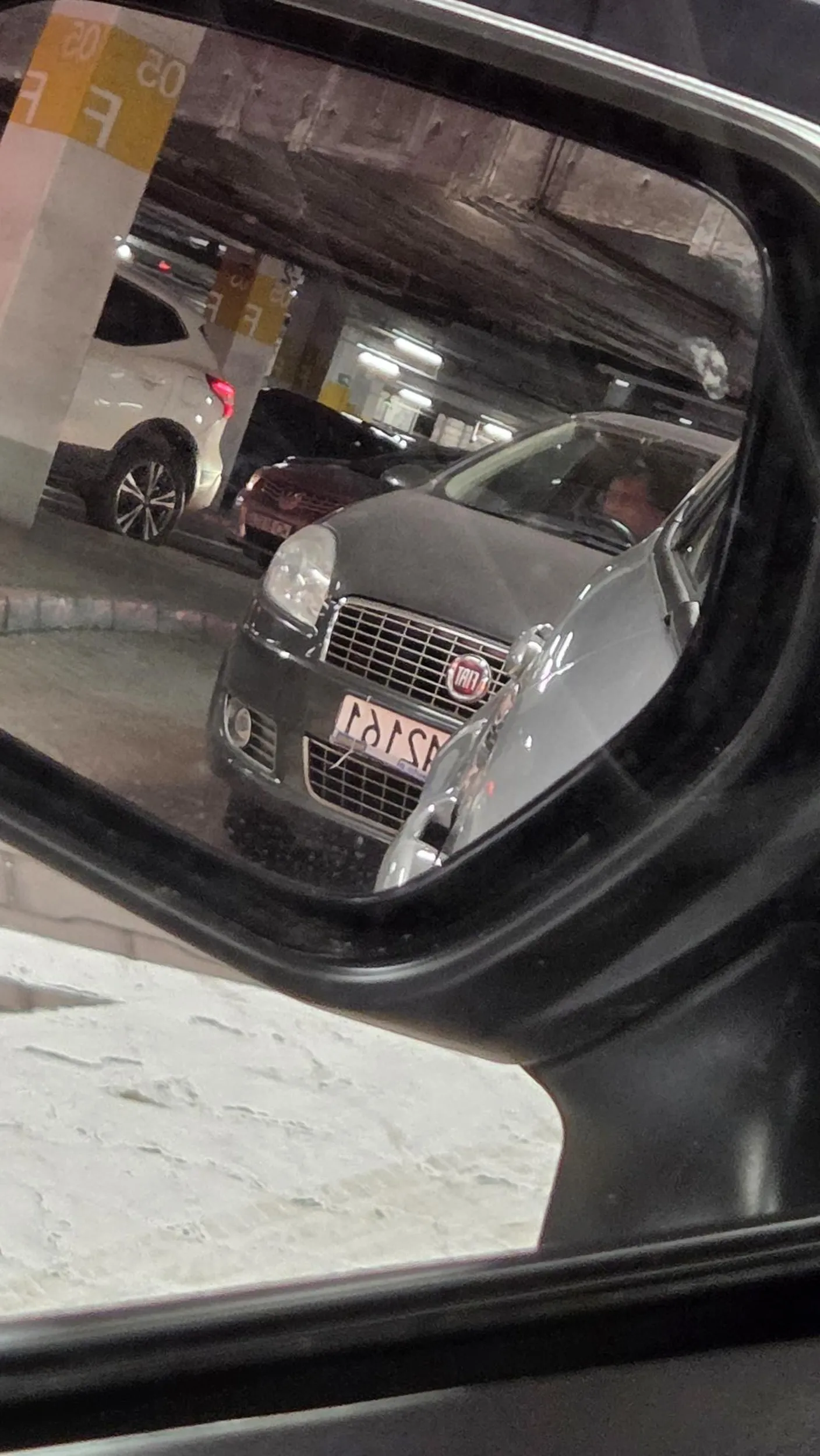 Cham, ktory prawdopodobnie bije dzieci i żonę. Ma małe jaja oraz duże  ego, a także prawo jazdy wygrane w loterii. Mam cię na kamerach i już zgłosiłam wszystko do ubezpieczenia oraz policji. Pozdrowienia:) uważajcie na tego psychicznego