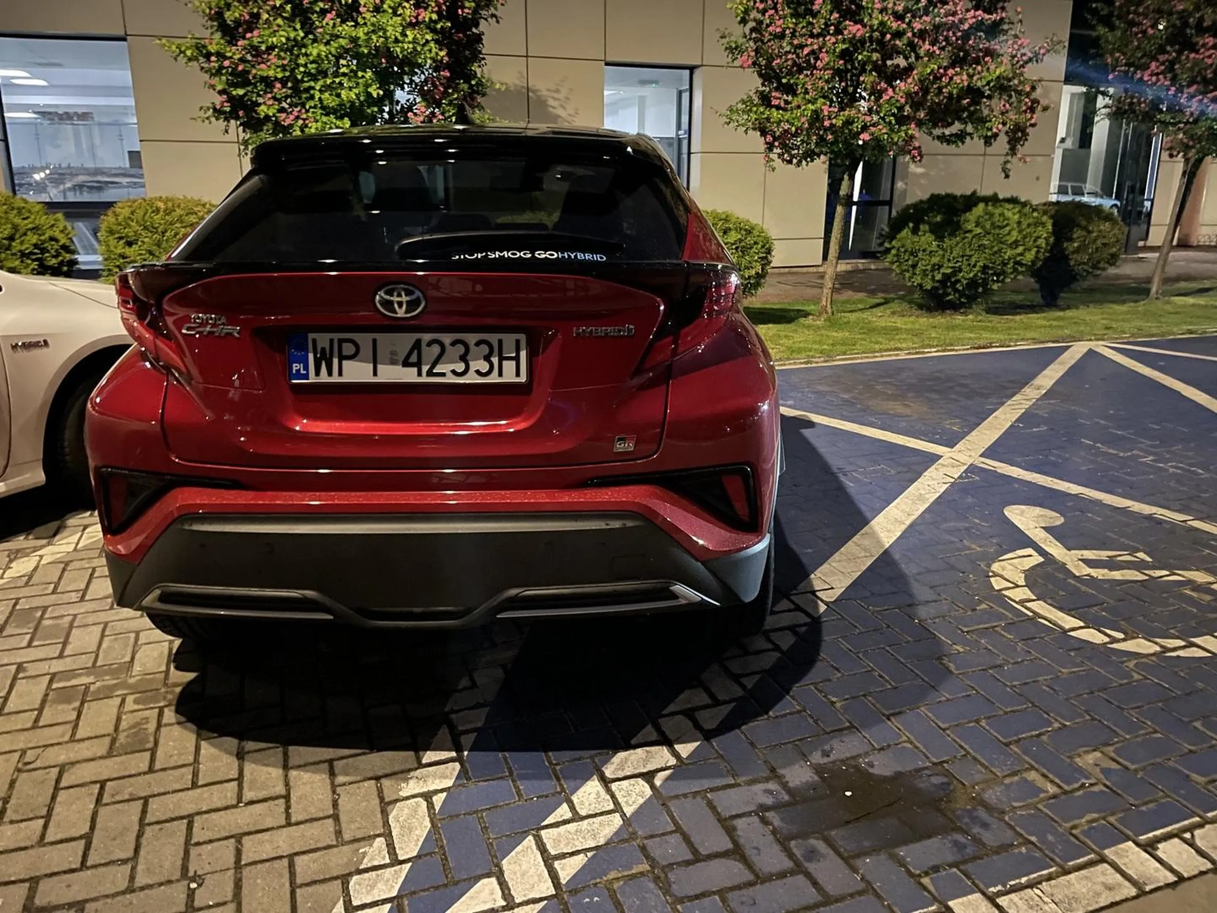 Jakim trzeba być ?, żeby zaparkować na miejscu dla niepełnosprawnych, gdy obok jest darmowy parking dla klientów pływalni. Ps. Karty OZN oczywiście brak