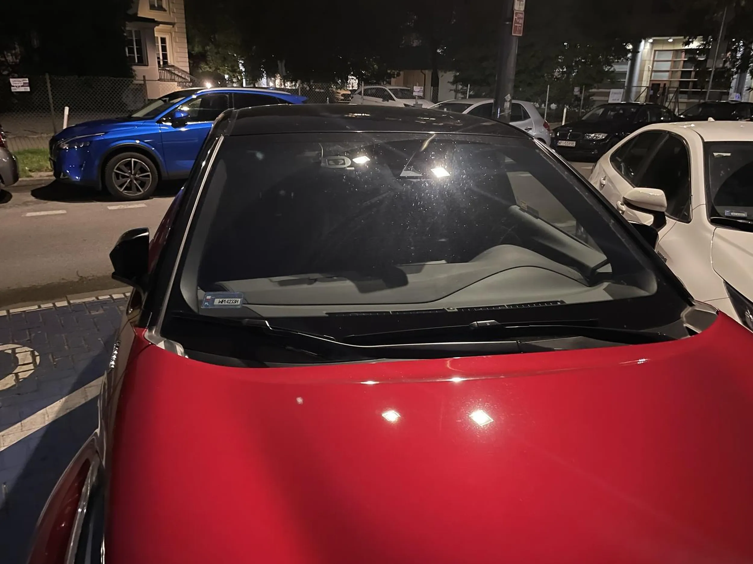 Jakim trzeba być ?, żeby zaparkować na miejscu dla niepełnosprawnych, gdy obok jest darmowy parking dla klientów pływalni. Ps. Karty OZN oczywiście brak