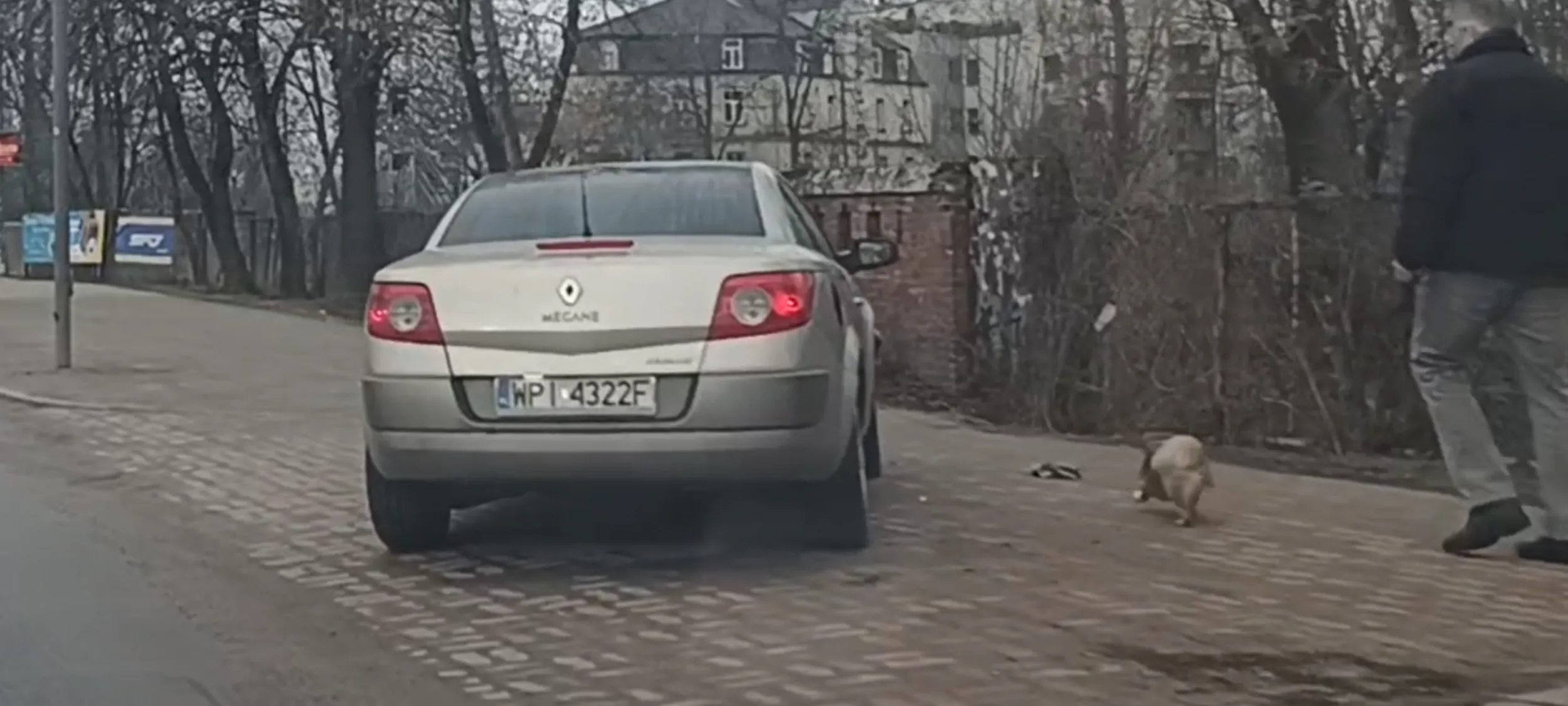 Auto bite przodem. Wrak porzucony przez właściciela zalega kilka dni na chodniku. Jak Stasiek z Heńkiem z Mławy odpicują wraka to pewnie trafi na OtoMoto jak auto bezwypadkowe.