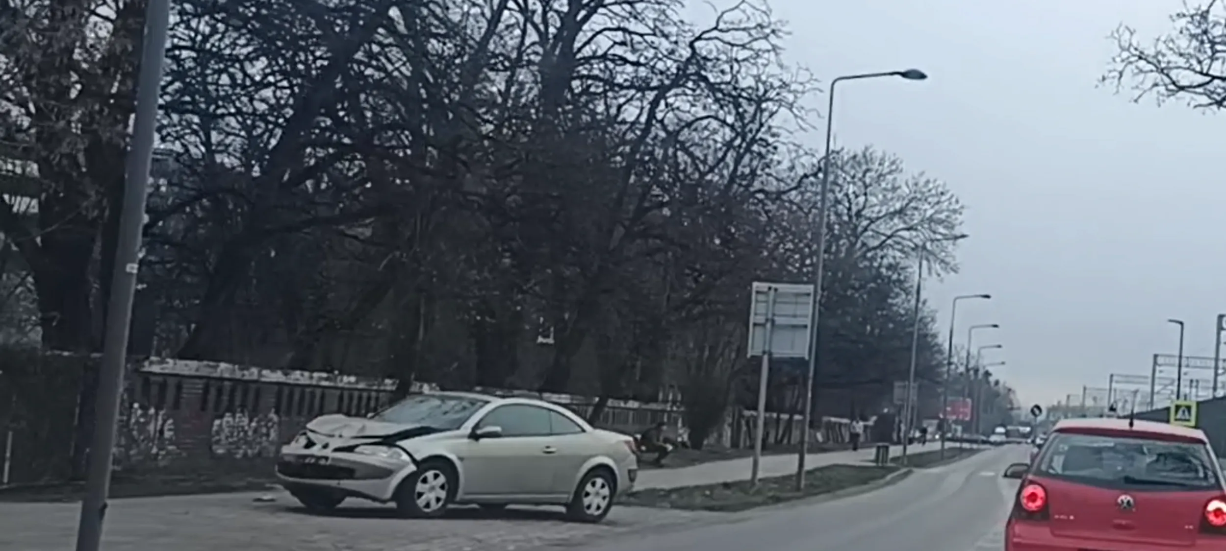 Auto bite przodem. Wrak porzucony przez właściciela zalega kilka dni na chodniku. Jak Stasiek z Heńkiem z Mławy odpicują wraka to pewnie trafi na OtoMoto jak auto bezwypadkowe.