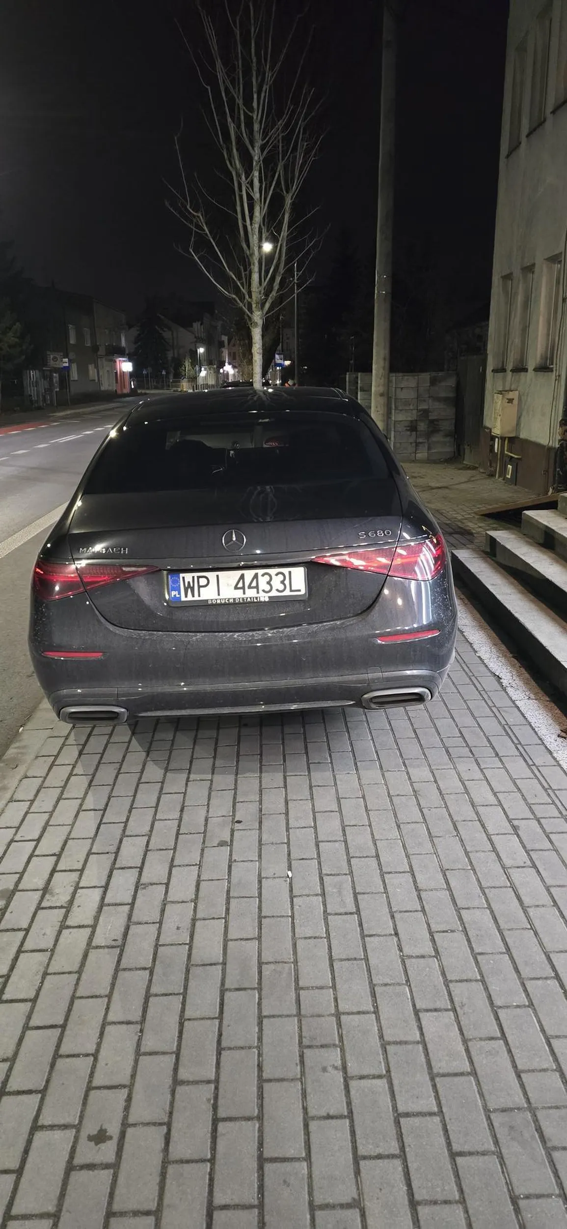 Otyły prezesik Januszexa przy paśniku, zastawił cały chodnik bo nie dało się podjechać pod sam stolik.