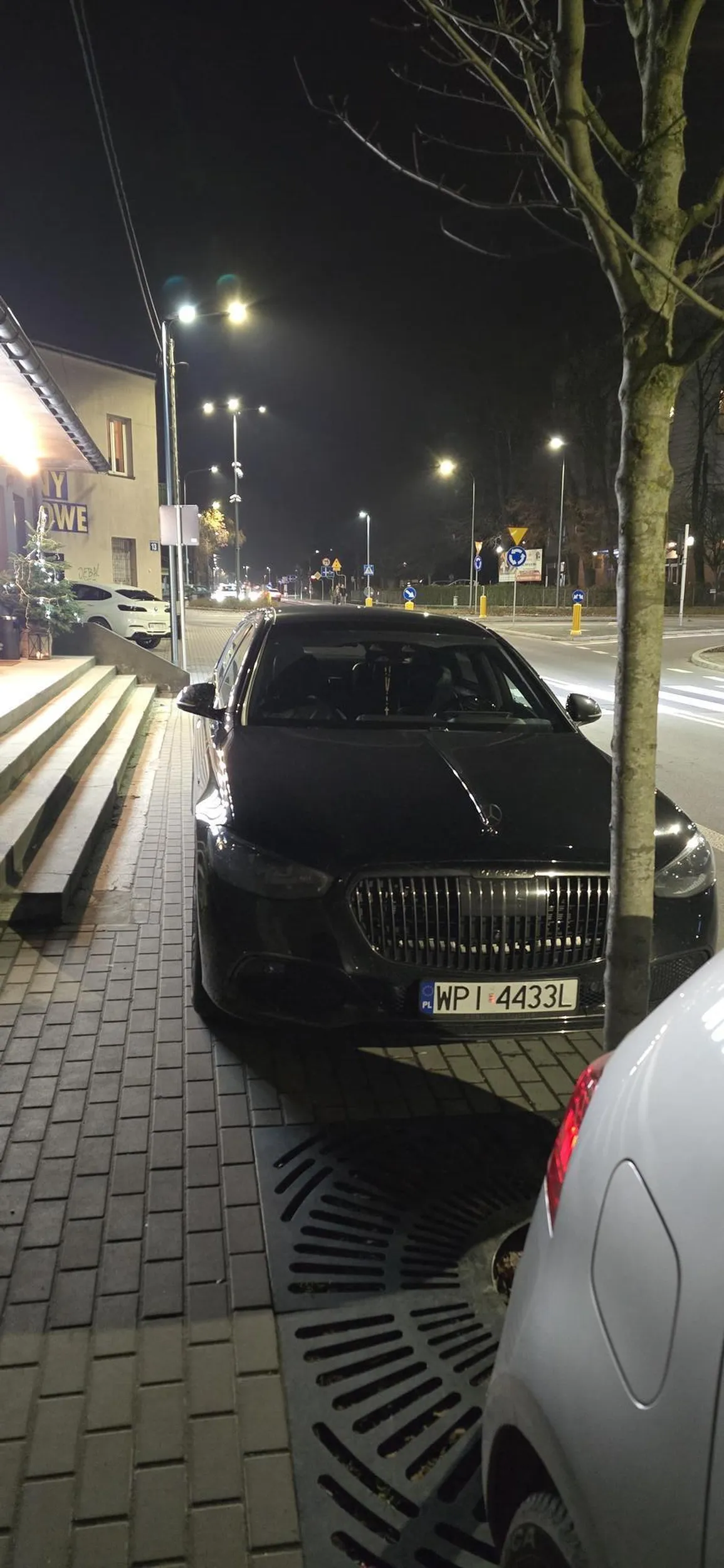 Otyły prezesik Januszexa przy paśniku, zastawił cały chodnik bo nie dało się podjechać pod sam stolik.