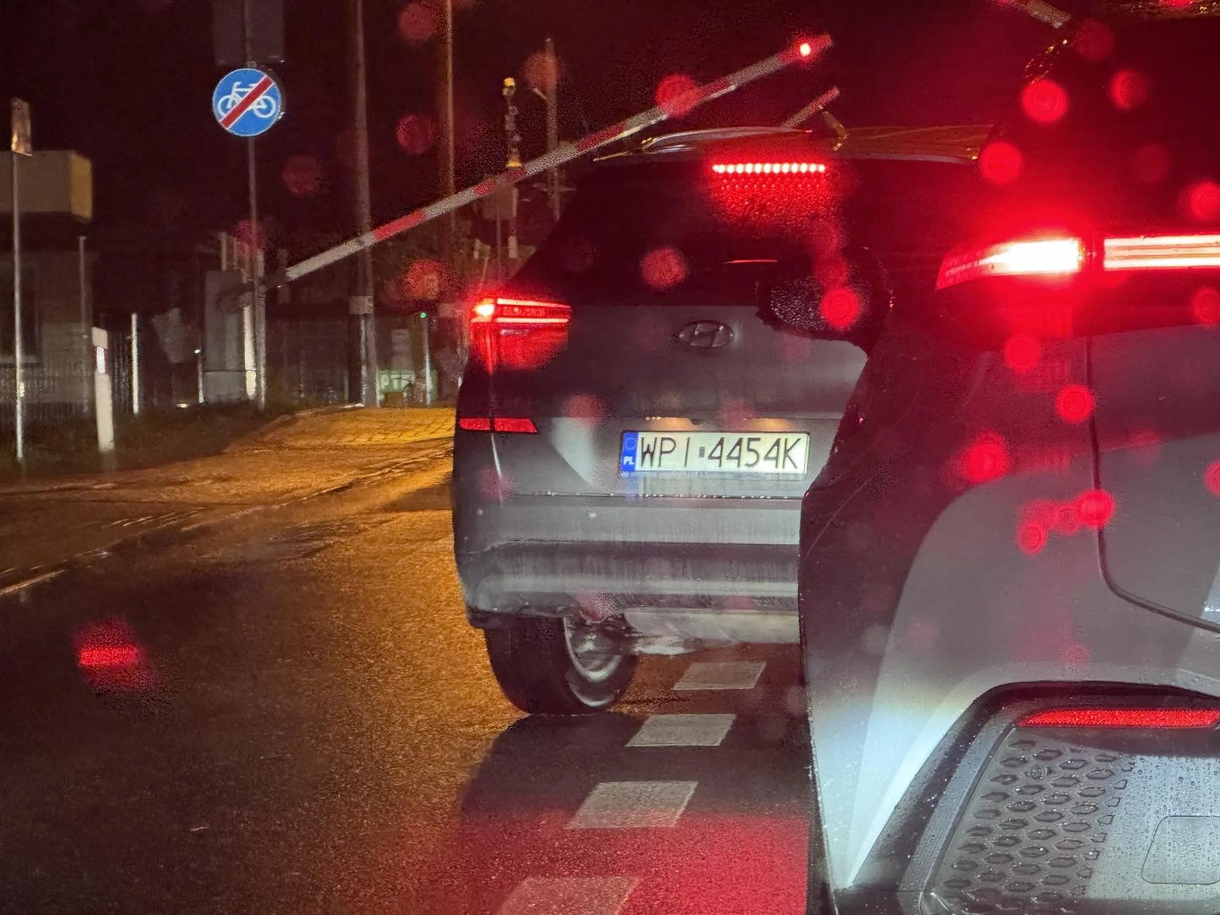 Ty skończony chamie za kierownicą. Trzeba wstydu nie mieć, żeby pod prąd wbijać się przed sam przejazd kolejowy na chama wpychając się między auta? Co ty masz człowieku miedzy uszami?