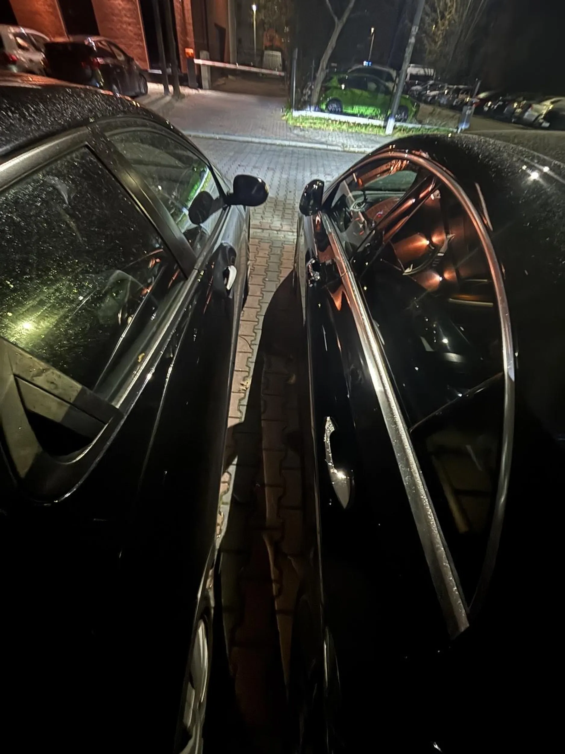 Łajzo z hondy civic na WPI blachach nie potrafisz parkować, musiałem wsiąść do auta przez drugą stronę, to że ty wyszedłeś bez problemu z auta to sprawdz czy osoba do której się „przykleiłeś” też będzie mogła w sposób poprawny to zrobić