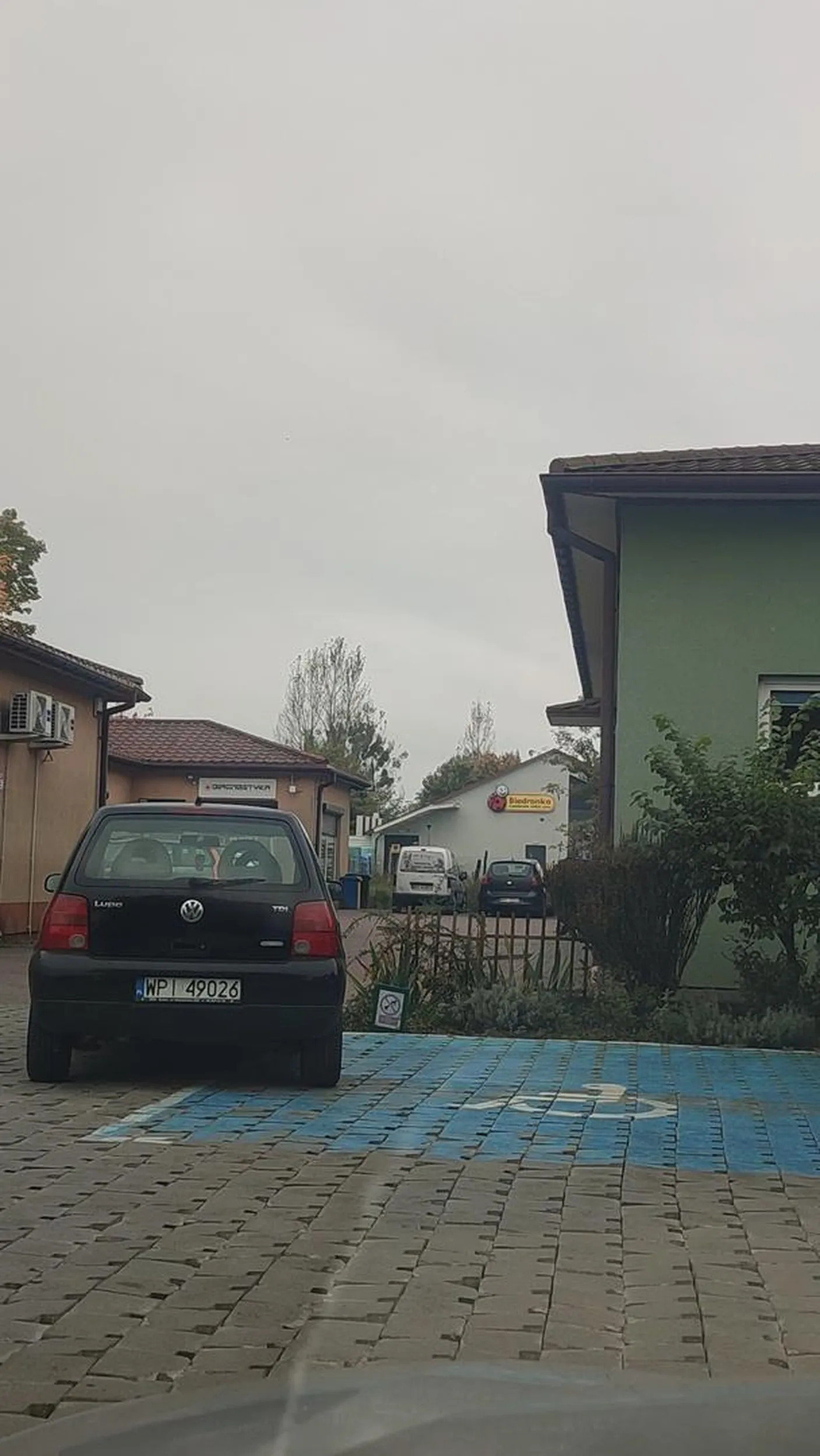 Nie pozdrawiam pani parkującej a pionkach w części dla postoju dla osób niepełnosprawnych