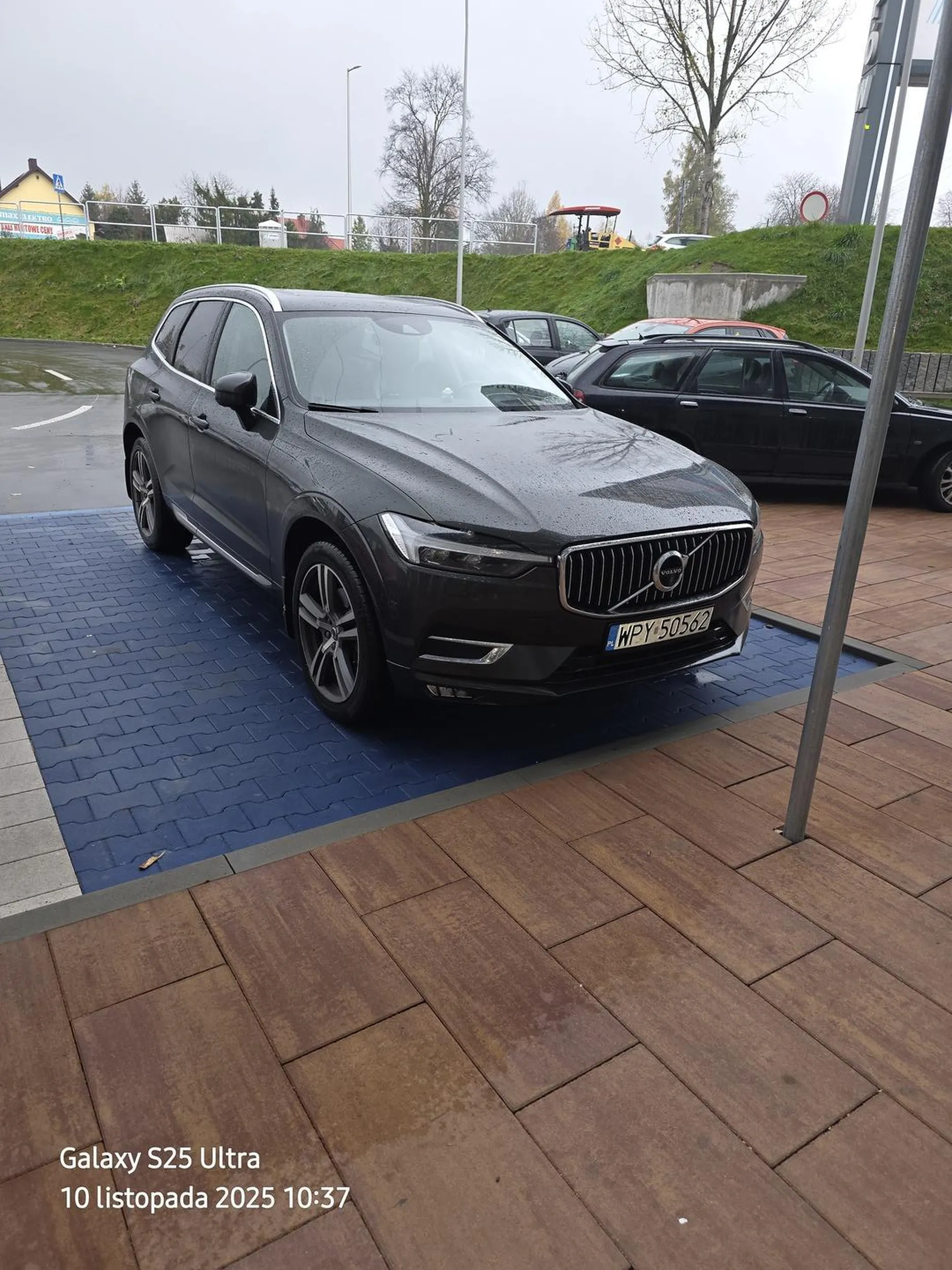 Osoby niepełnosprawne nie mają gdzie zaparkować a dwie zdrowe dupy muszą zaparkować pod samym wejściem. Zabieracie miejsce to zabierzcie niepełnosprawność.