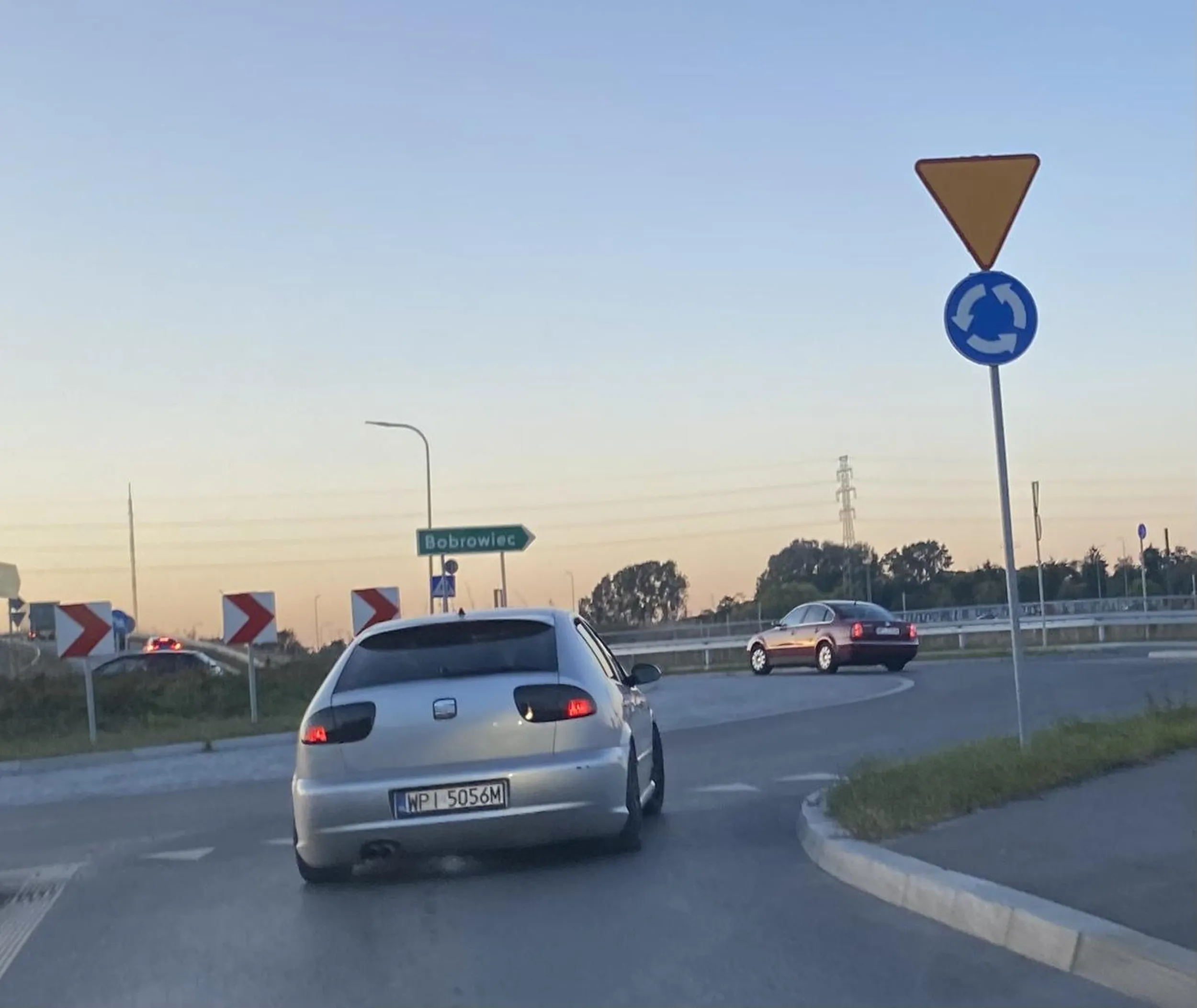 Czarny dym leci z rury jak z lokomotywy