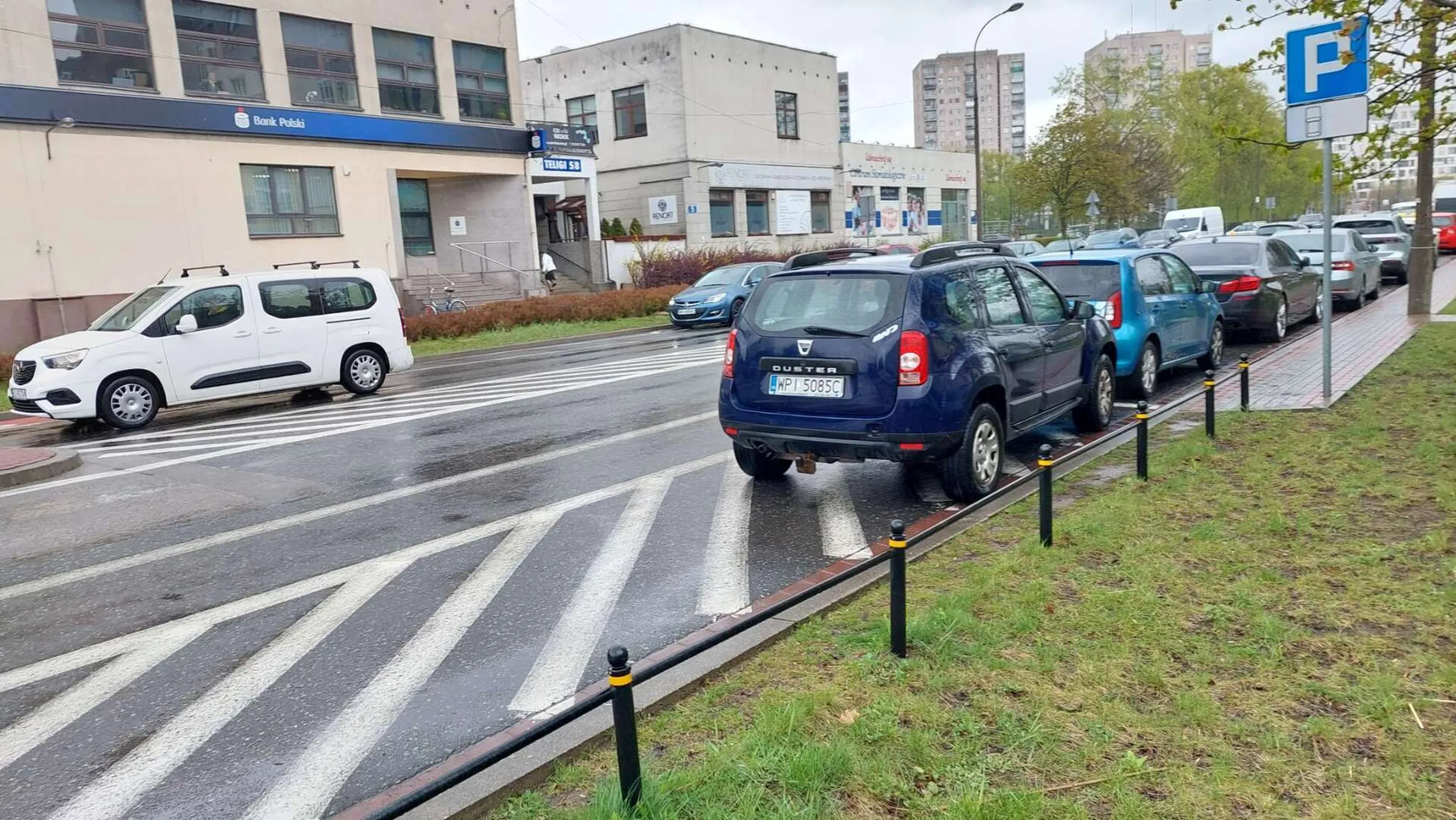 Obleśna zarówno z zachowania jak i wyglądu gruba kobieta, która ma gdzieś przepisy i parkuje zaraz przy przejściu dla pieszych z Agatką, gdzie dzieci chodzą do przedszkola. Zasłania widok na przejscie dla pieszych samochodom jadącym z przeciwka. 100 metrów dalej były miejsca wolne.