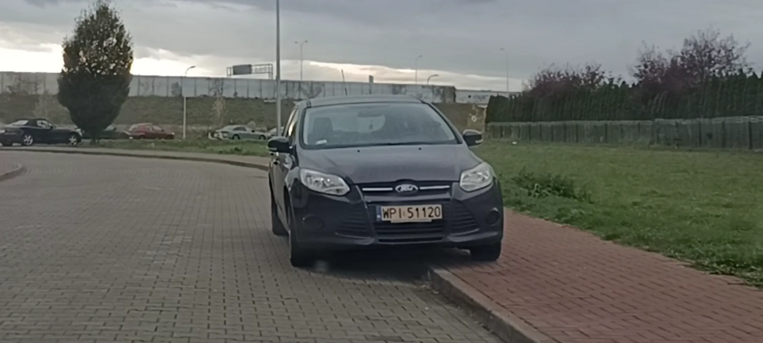 Nielegalne parkowanie na ulicy z zakazem zatrzymywania się i postoju