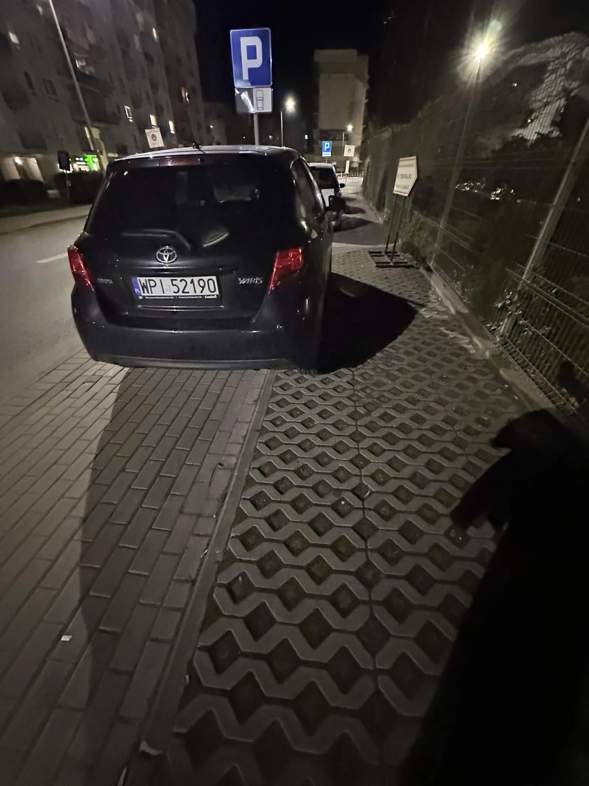 brawo, to sie nazywa parkowanie ?????? geniusz staje na chodniku