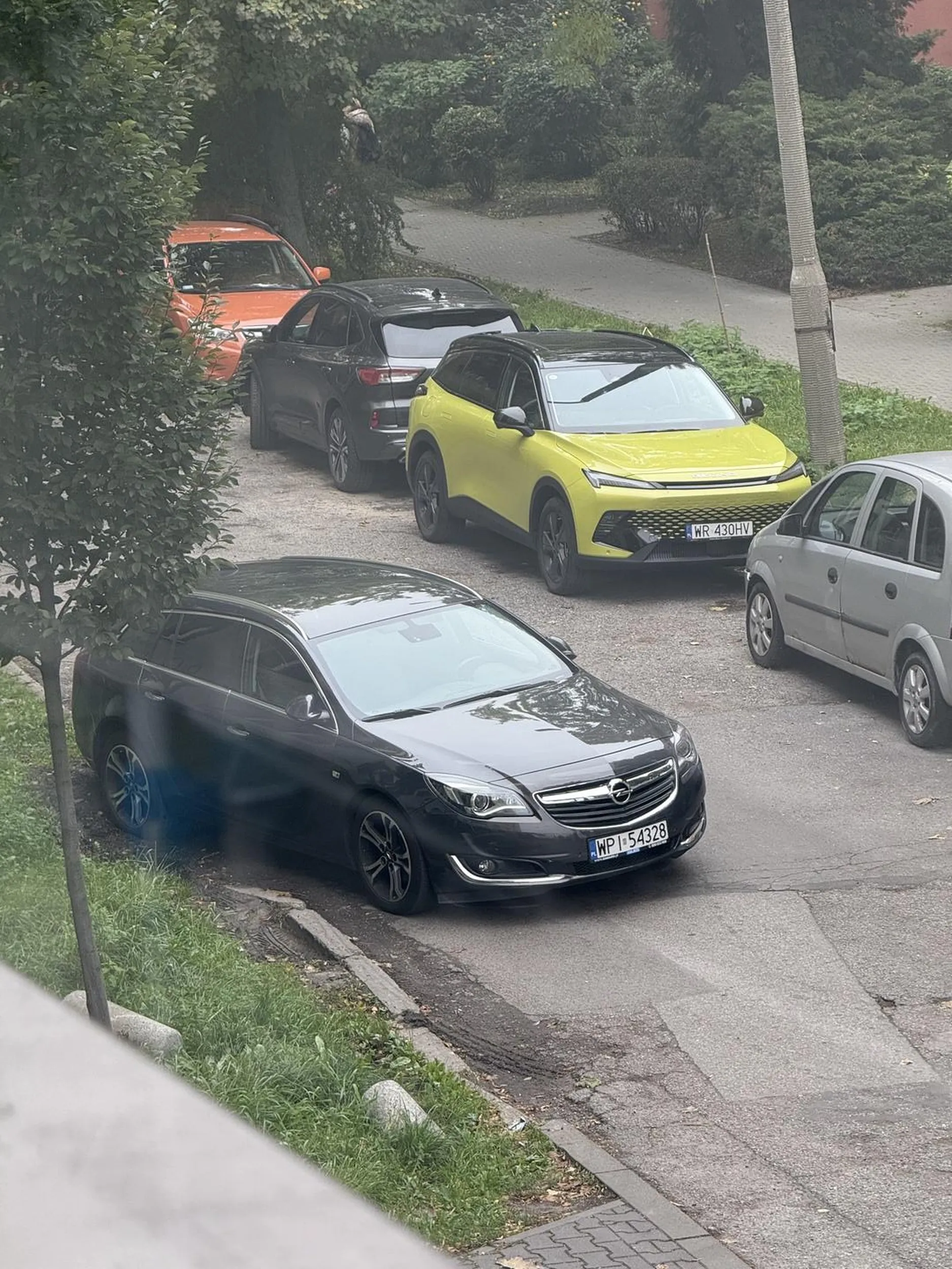 Kierowca opuścił pojazd pozostawiony na środku drogi wewnętrznej blokując przejazd.