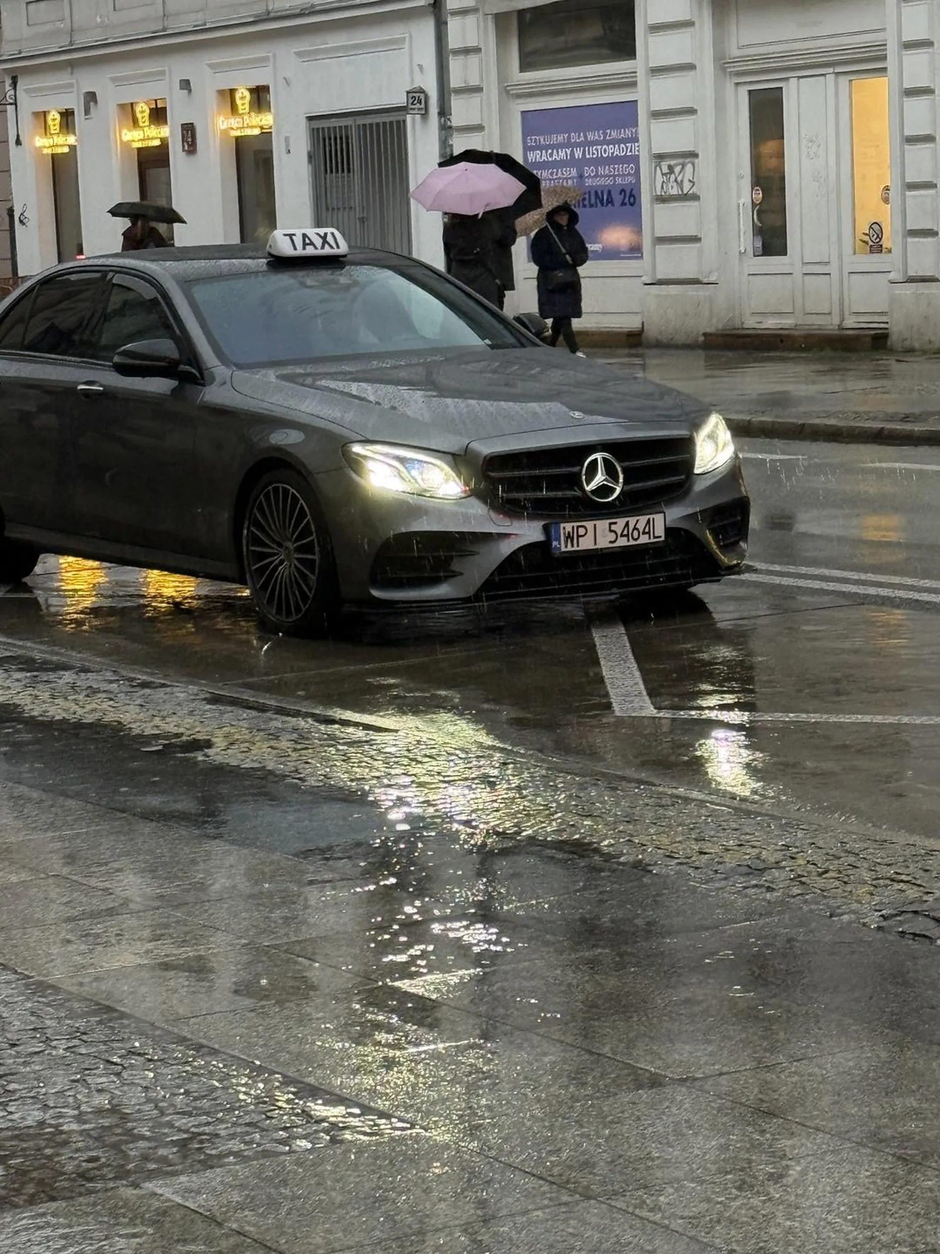 Z jakiej korporacji jest TAXI? Można taką jeździć po Warszawie? Zdjęcie zrobione na Nowym Świecie.