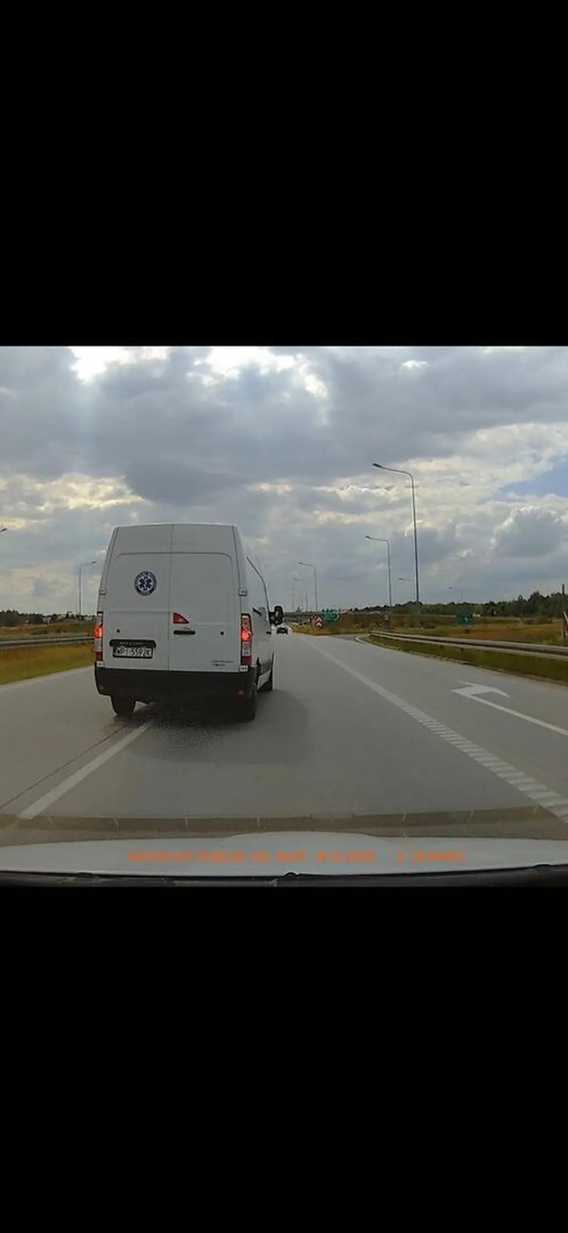 Ewidentny przykład agresji drogowej, typ nie zachowuje odległości, jeździ na zderzaku i schamowuje na trasie S8. Sprawa zostanie zgłoszona na policję.