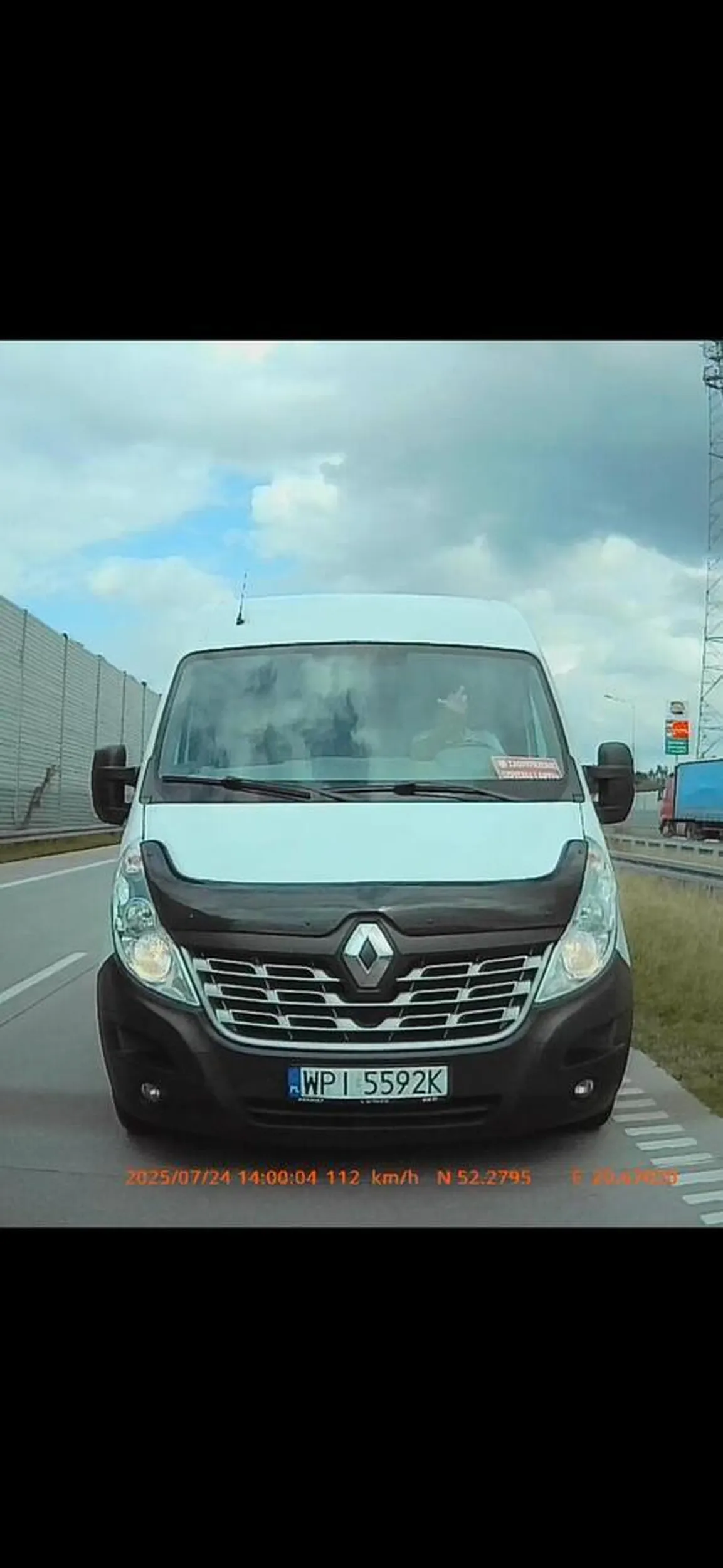 Ewidentny przykład agresji drogowej, typ nie zachowuje odległości, jeździ na zderzaku i schamowuje na trasie S8. Sprawa zostanie zgłoszona na policję.