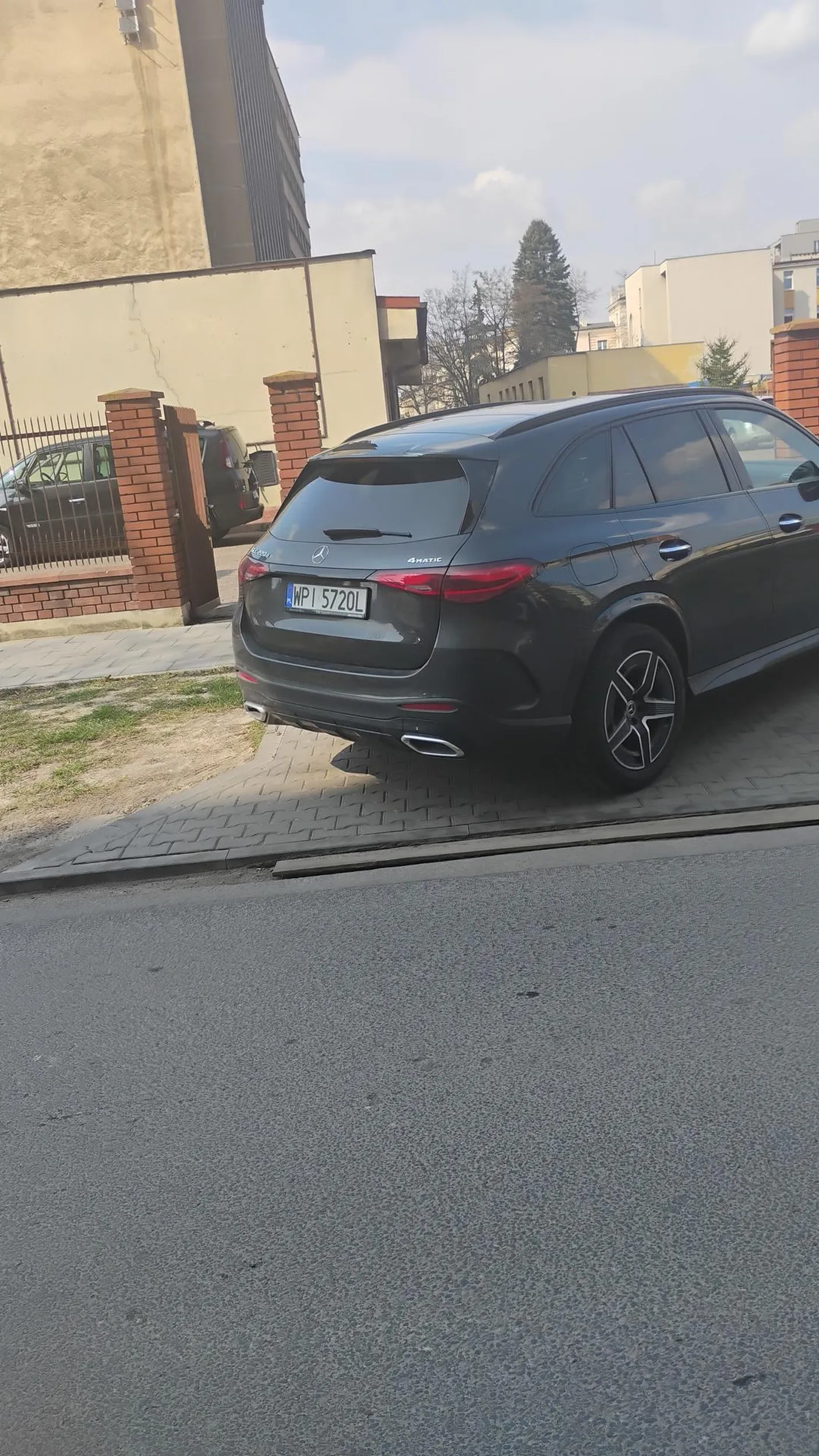 Dobrze zaparkowane auto, ani wjechać, ani wyjechać, oczywiście kluczyków nikomu nie przekazano i właścicielka poszła w stronę zachodzącego słońca bez informacji zwrotnej :)