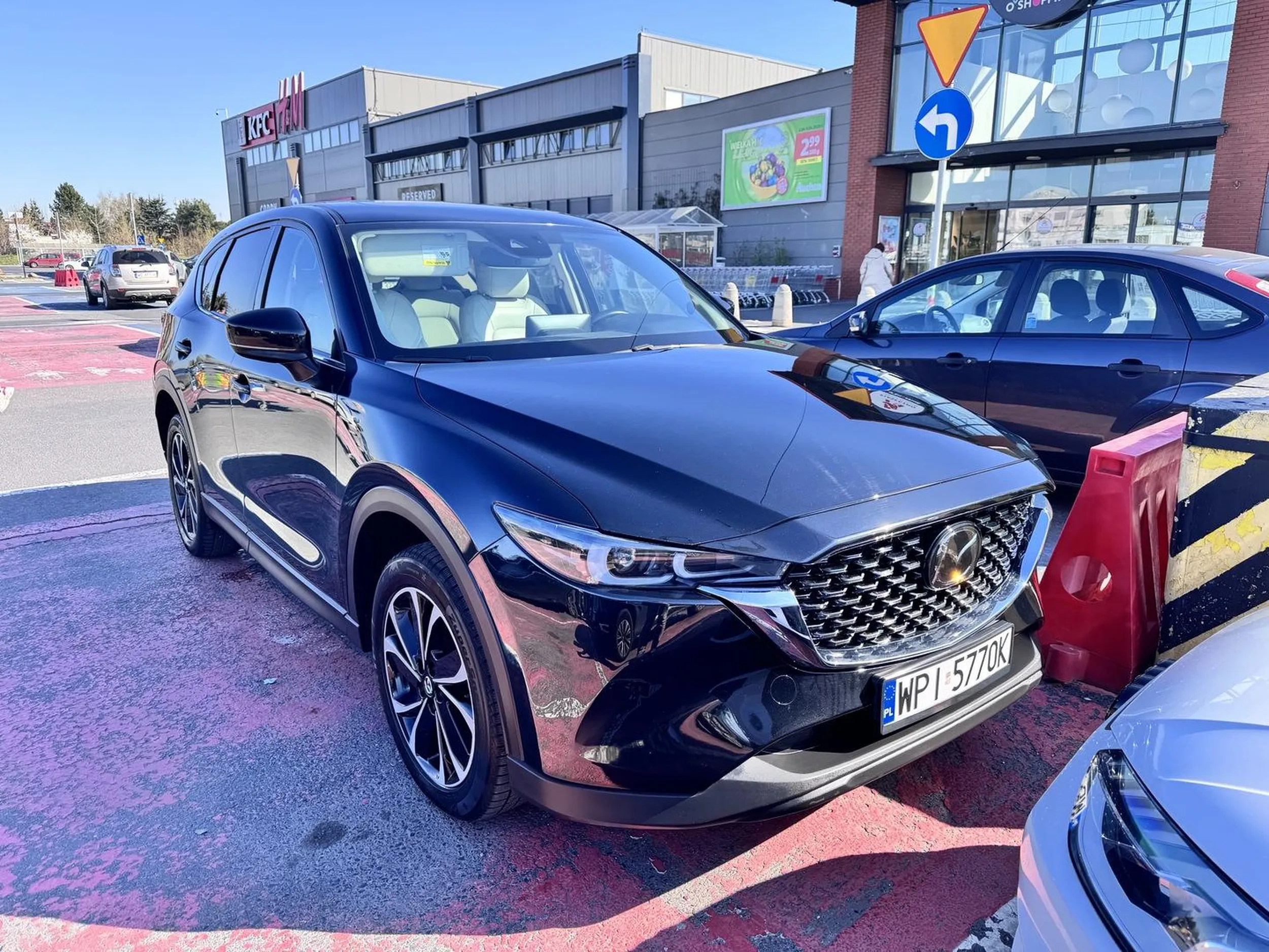 Łysy jegomość w wieku pod 60 parkuje na bezczela na miejscu dla rodzin z dziećmi przy pustawym parkingu. Brawo za empatię i kulturę. Fotelików w środku brak.