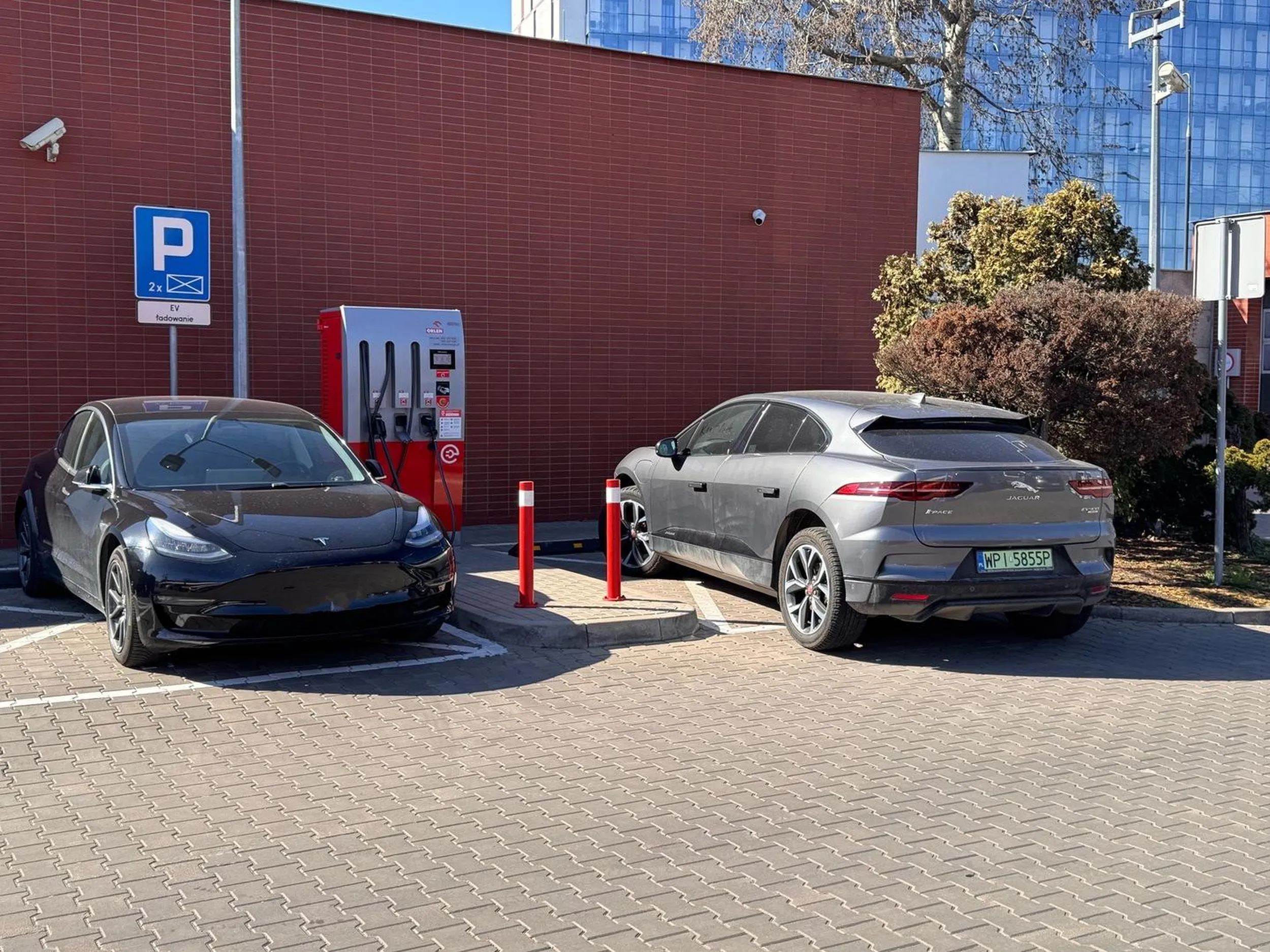 regularnie blokuje miejsca parkingowe bez użycia ładowarki. W efekcie każdego dnia roboczego jedna stacja ładowania pozostaje niedostępna dla innych użytkowników. Sytuacja ta trwa już prawie miesiąc. Ponadto, samochód wystaje jeszcze metr poza obrys parkingu.