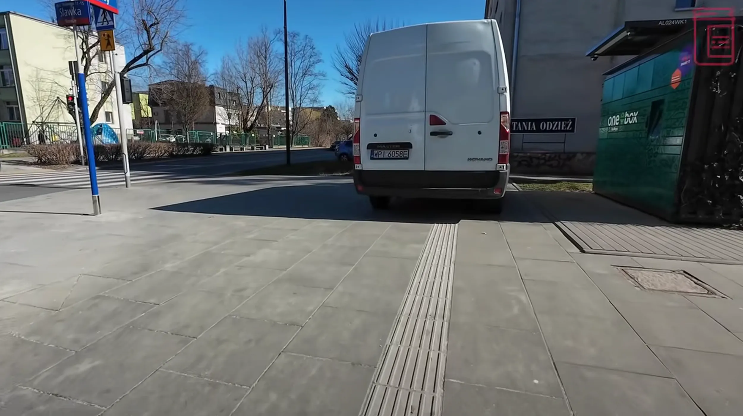 Jeździ i parkuje na chodnikach