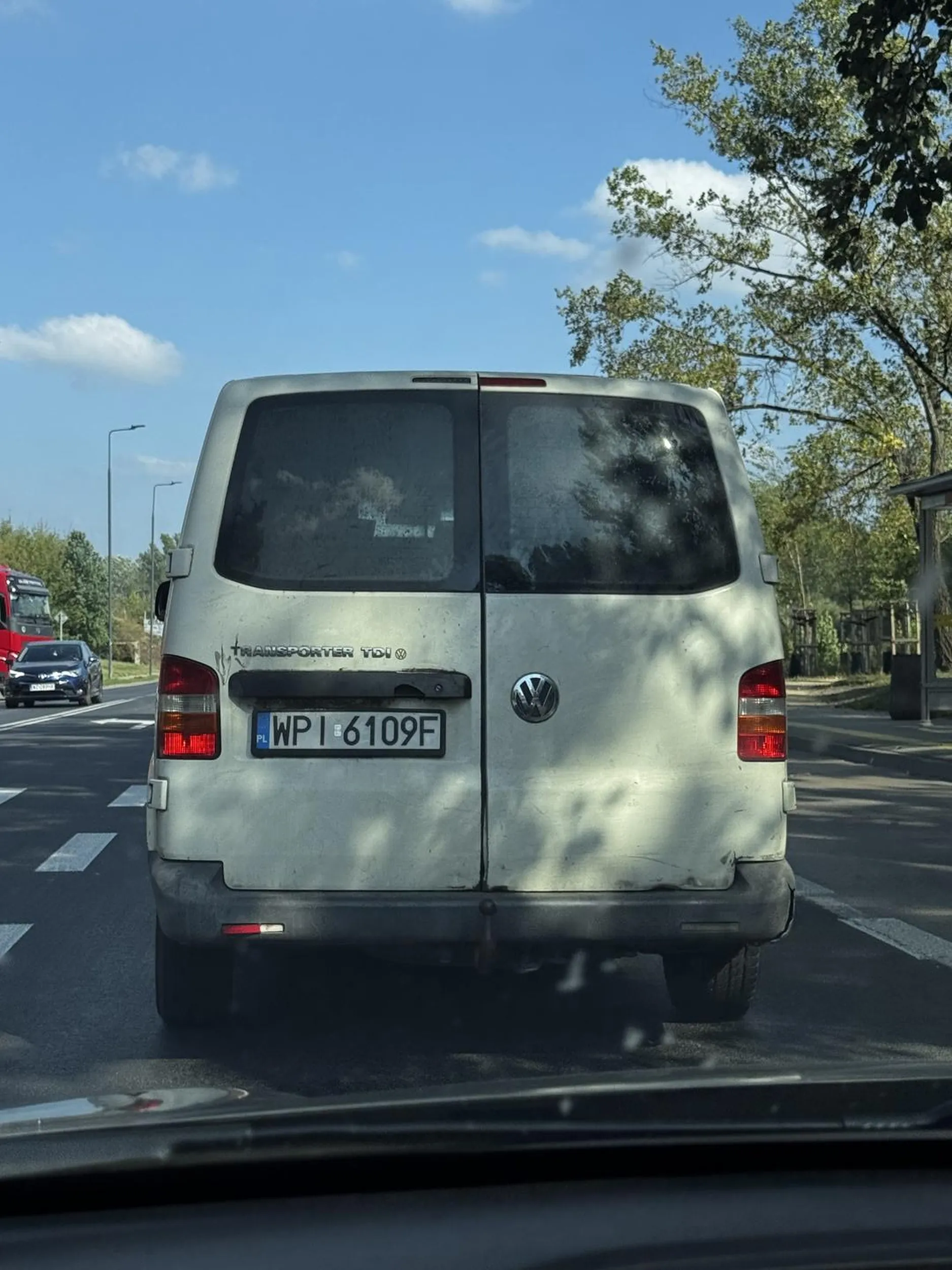 Polecam ogarnąć tylne światła, bo świeciło tylko pół Górnego światła na prawych drzwiach