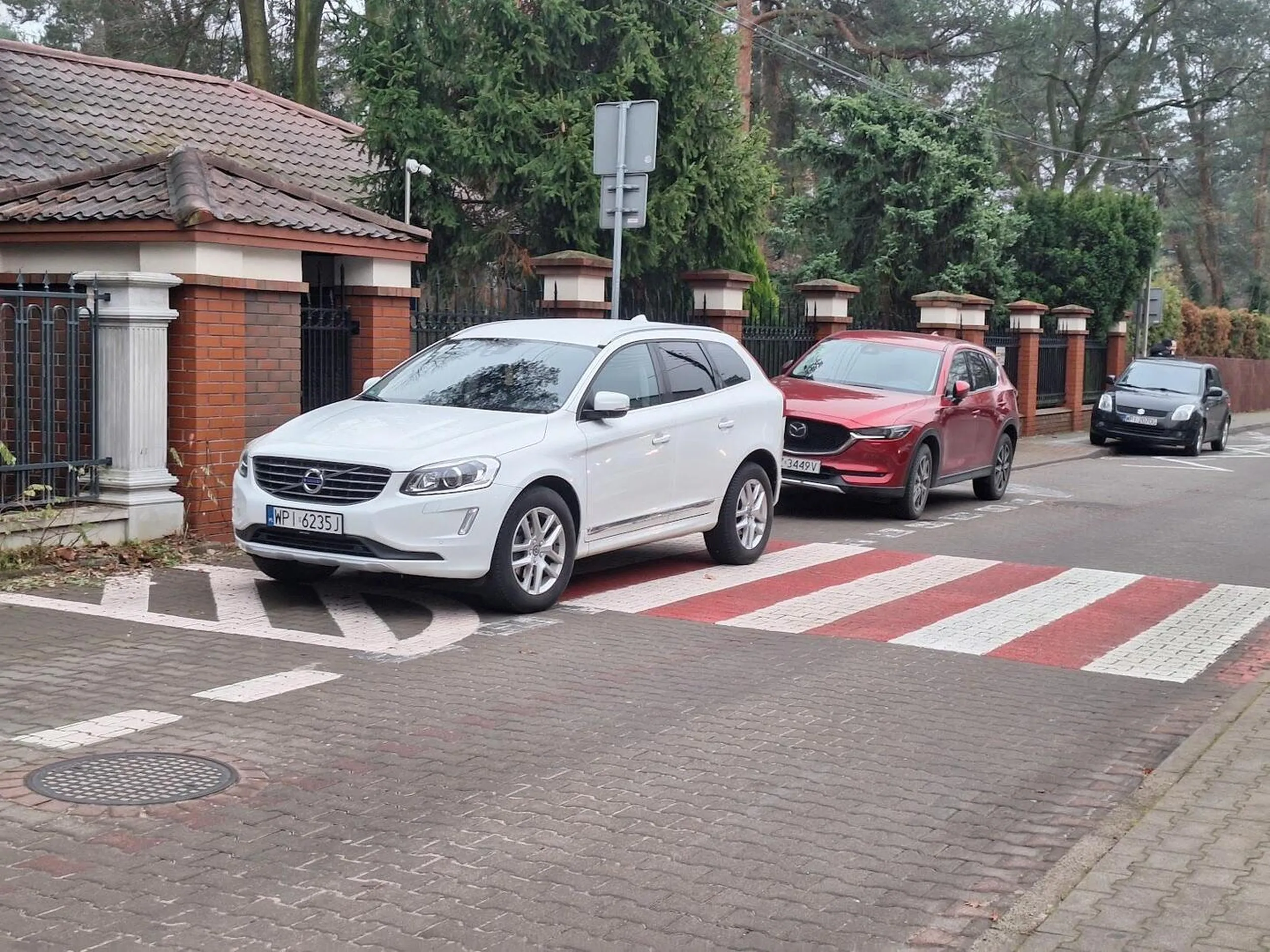 Notorycznie parkuje pod szkolą na miejscu dla niepełnosprawnych, na zakazie, chodniku lub przejściu dla pieszych.
