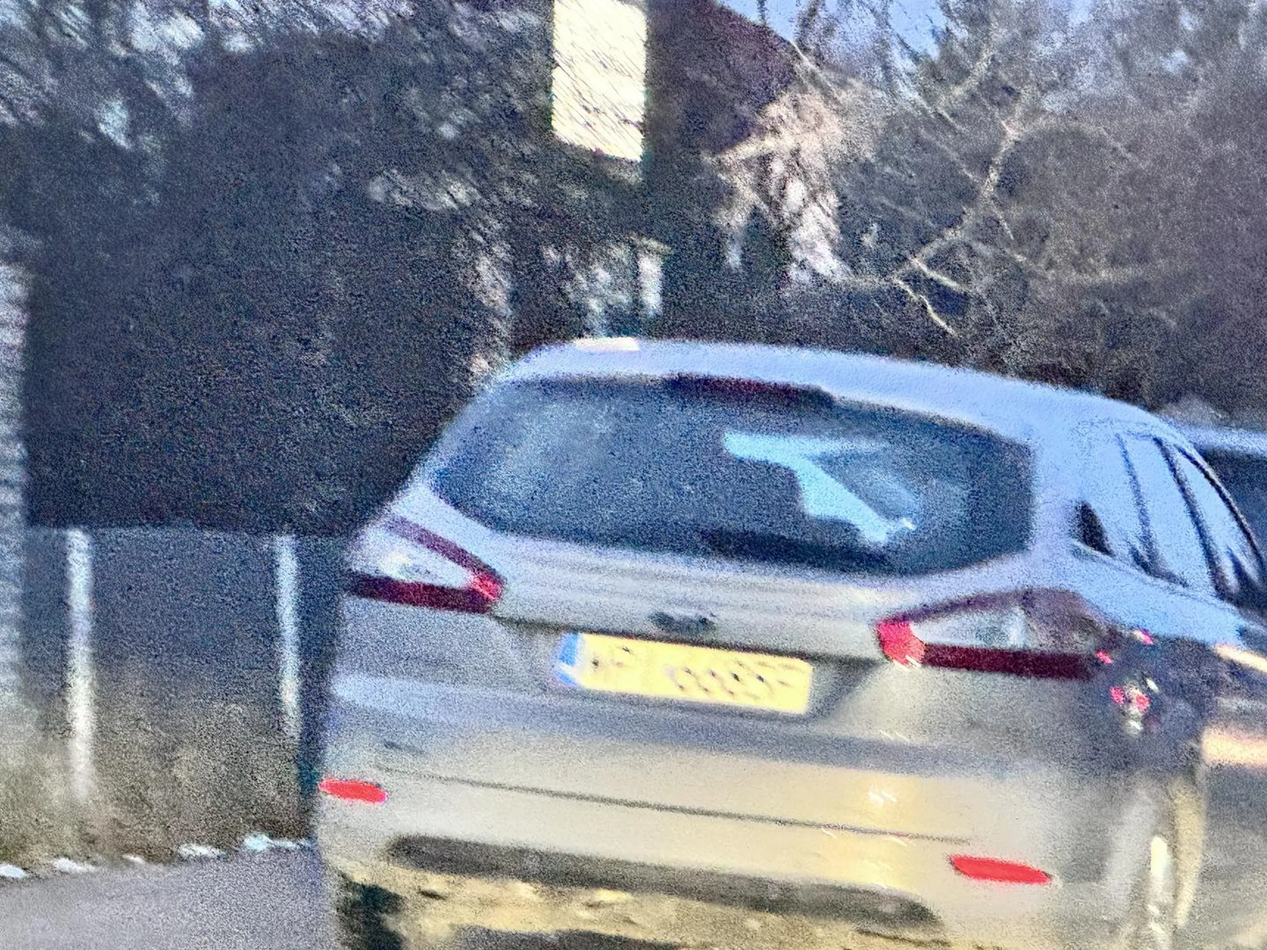 Parkowanie na zakazie parkowania przed przejściem dla pieszych bezpośrednio przed wejściem do szkoły podstawowej. Gratuluję pomyślunku kierowco.