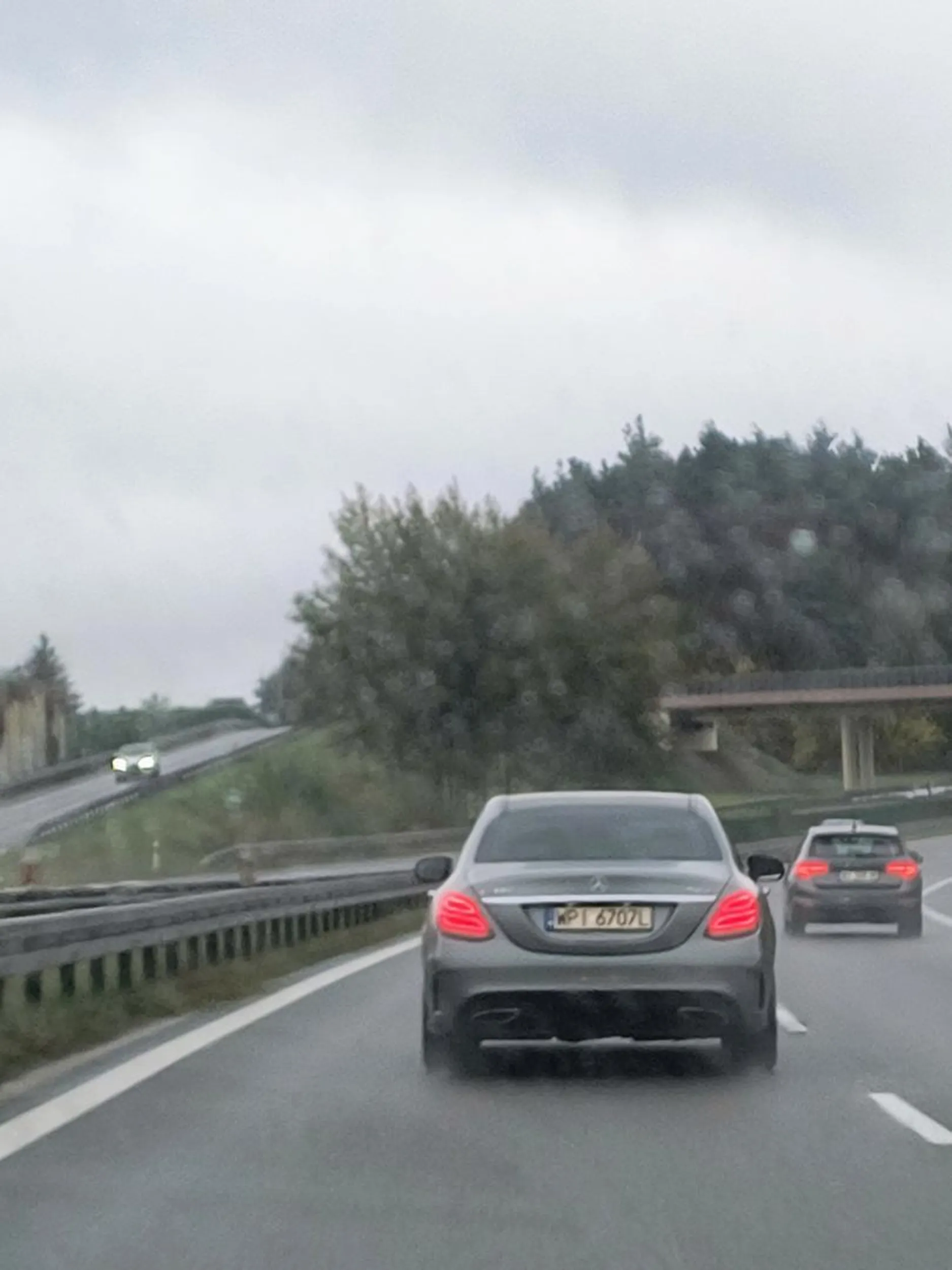 Mistrz lewego pasa. Zajmuje lewy przez 5 minut jadąc 130, aby po zjechaniu na prawy jechać 160 i nie dać się wyprzedzić, po czym znowu 5 minut lewym 130. I tak w kółko :). Do tego ciągłe najeżdżanie na ciągłą. Jechałem za tym Panem chyba 20 minut. Fenomen.