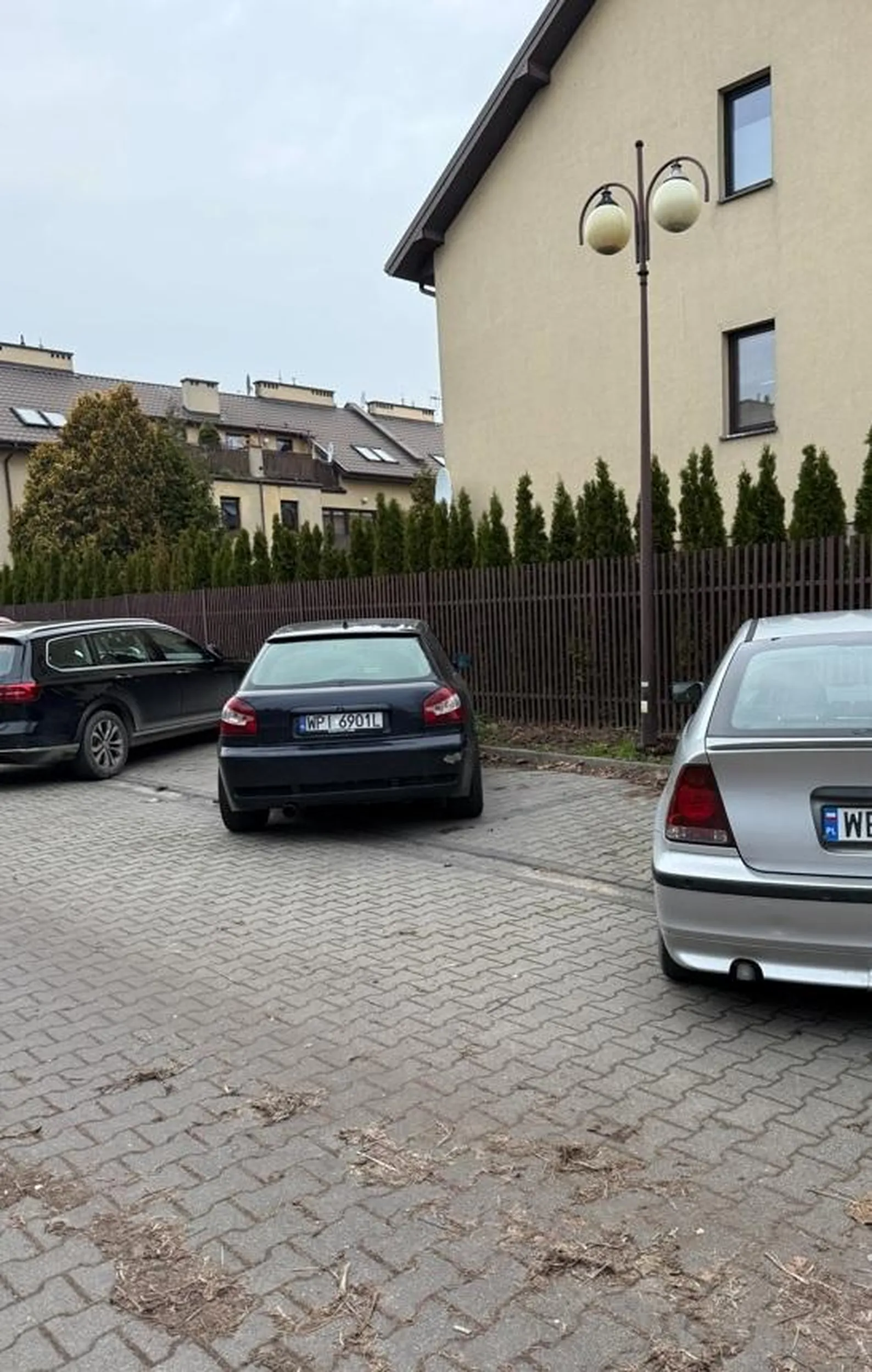 Małe audi, a parkuje jak autobus zajmując 2 miejsca.