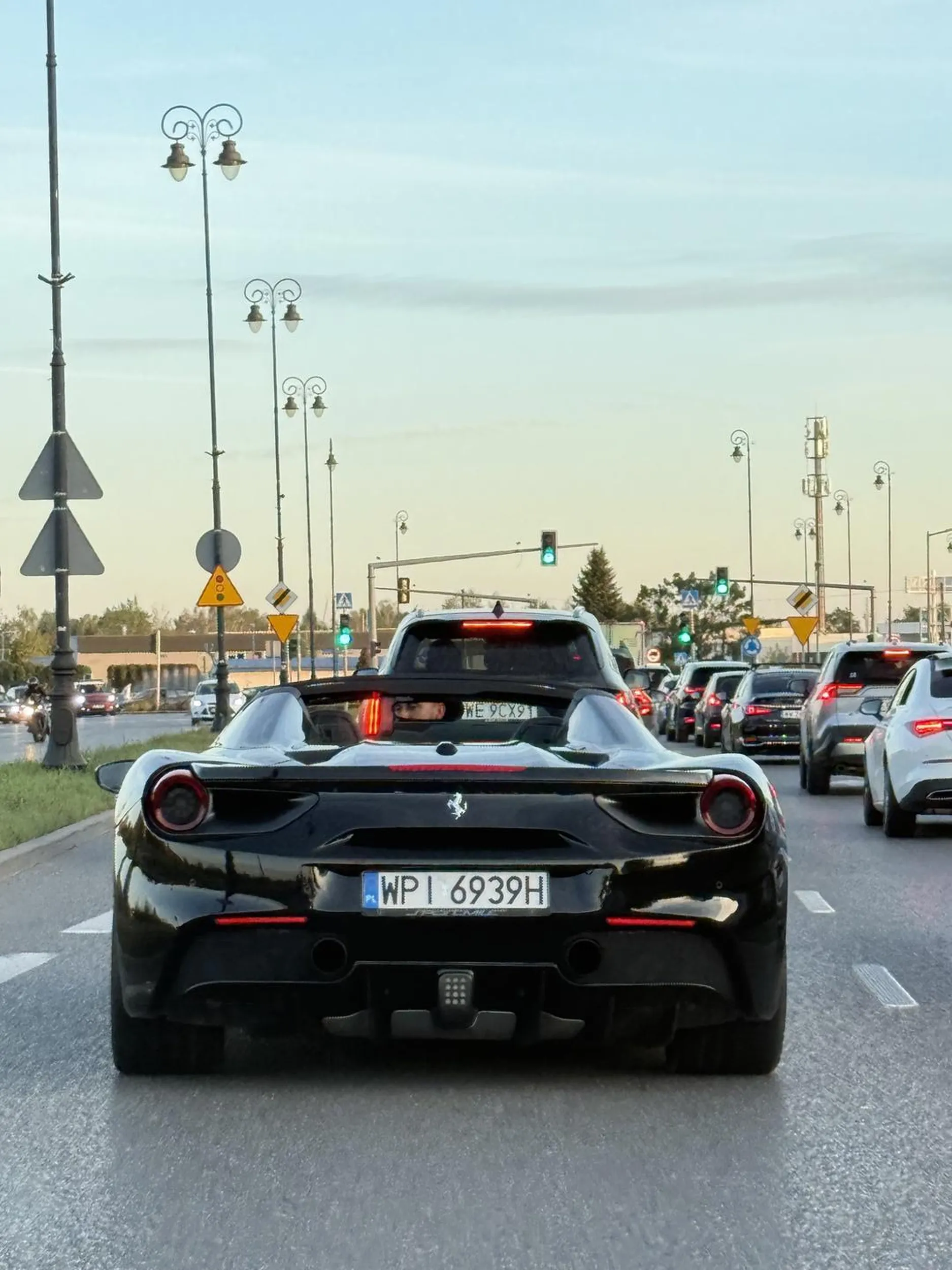 Na trzypasmowej drodze z ograniczeniem do 60 km/h zmieniałem pas ze środkowego na lewy, aby wyprzedzić pojazd przede mną. W lusterkach droga była pusta. Nagle z ogromną prędkością (około 100–150 km/h) pojawił się kierowca, który niemal we mnie uderzył. To nie była zwykła nadmierna prędkość – to była skrajna głupota i totalny brak odpowiedzialności. Jedno takie zachowanie mogło zakończyć się śmiertelnym wypadkiem. Ten człowiek realnie zagraża innym i nie powinien w ogóle siadać za kierownicą.