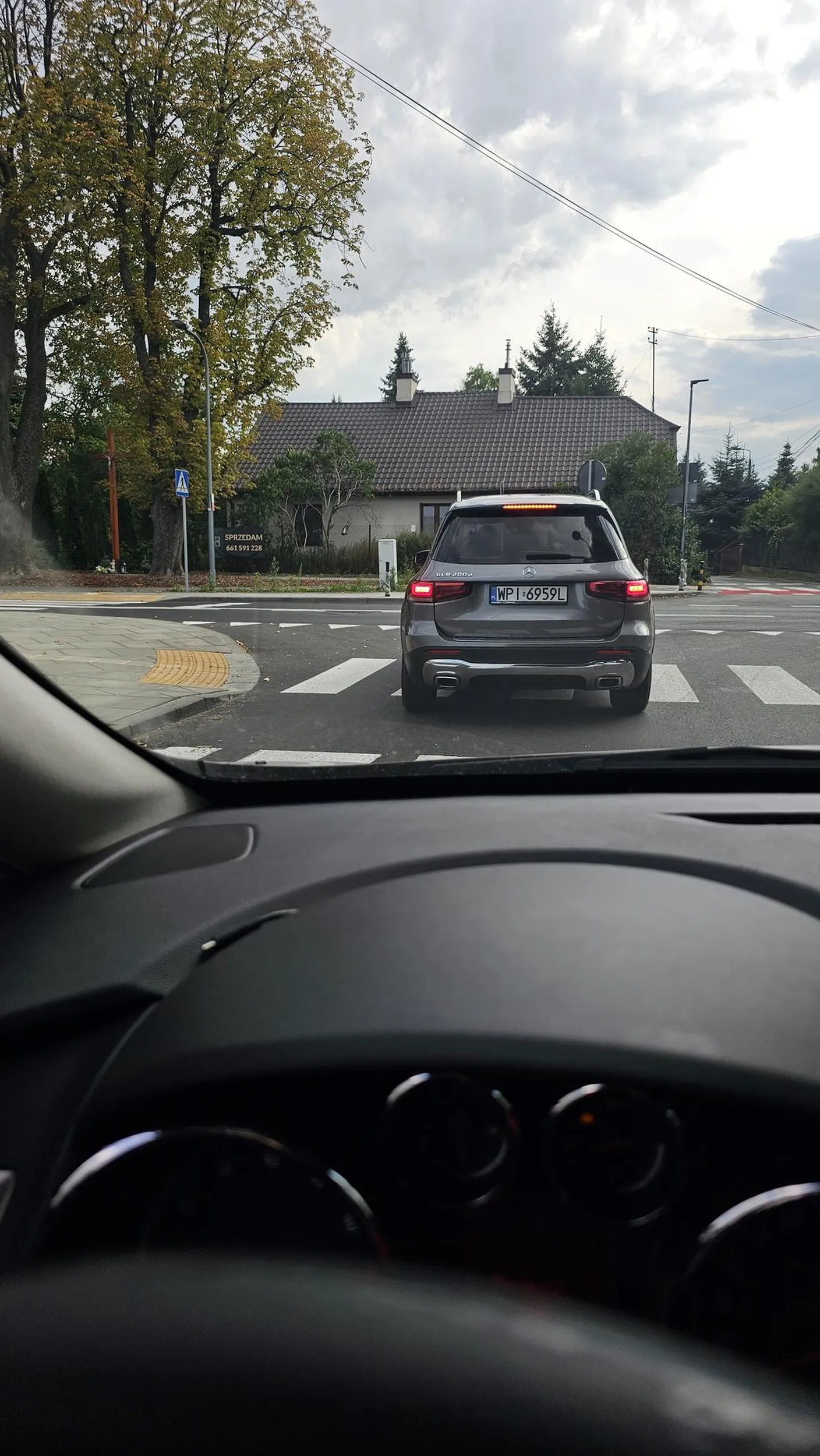 Panu tak sie spieszy na tamten świat, że wyjeżdżając z bramy zapomniał sprawdzić czy nie nadjeżdża auto... A moze to przez te ciemne okulary i ciśnienie jak wychodzi z samochodziku, zeby zgłosić swoją impertynencki sprzeciw?