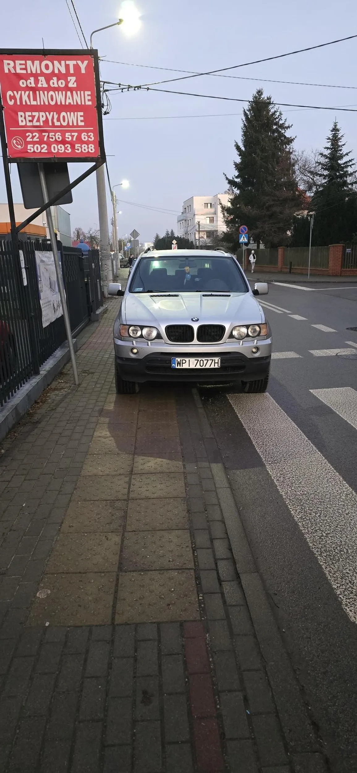 Na skrzyżowaniu, na pasach, blokując chodnik bo straszna i nagła zaistniała potrzeba nabrania wody ze źródełko.
