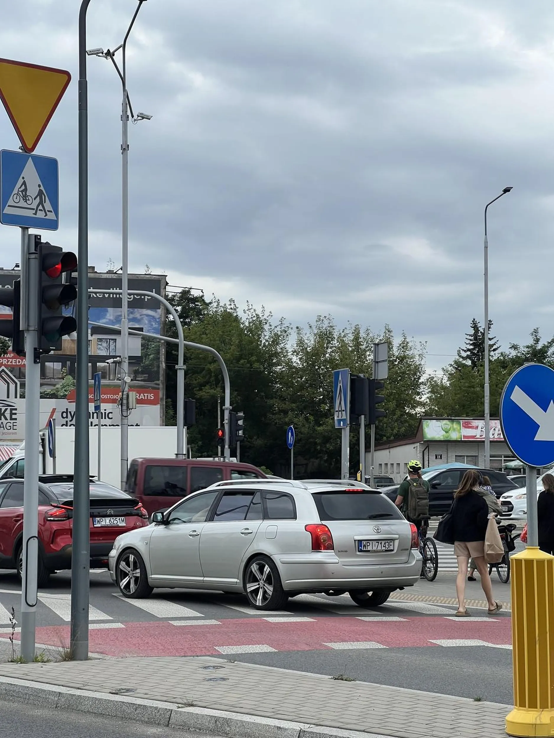 Typek stanął se na skrzyżowaniu na środku przejścia dla pieszych blokując w ten sposób ruch pieszych