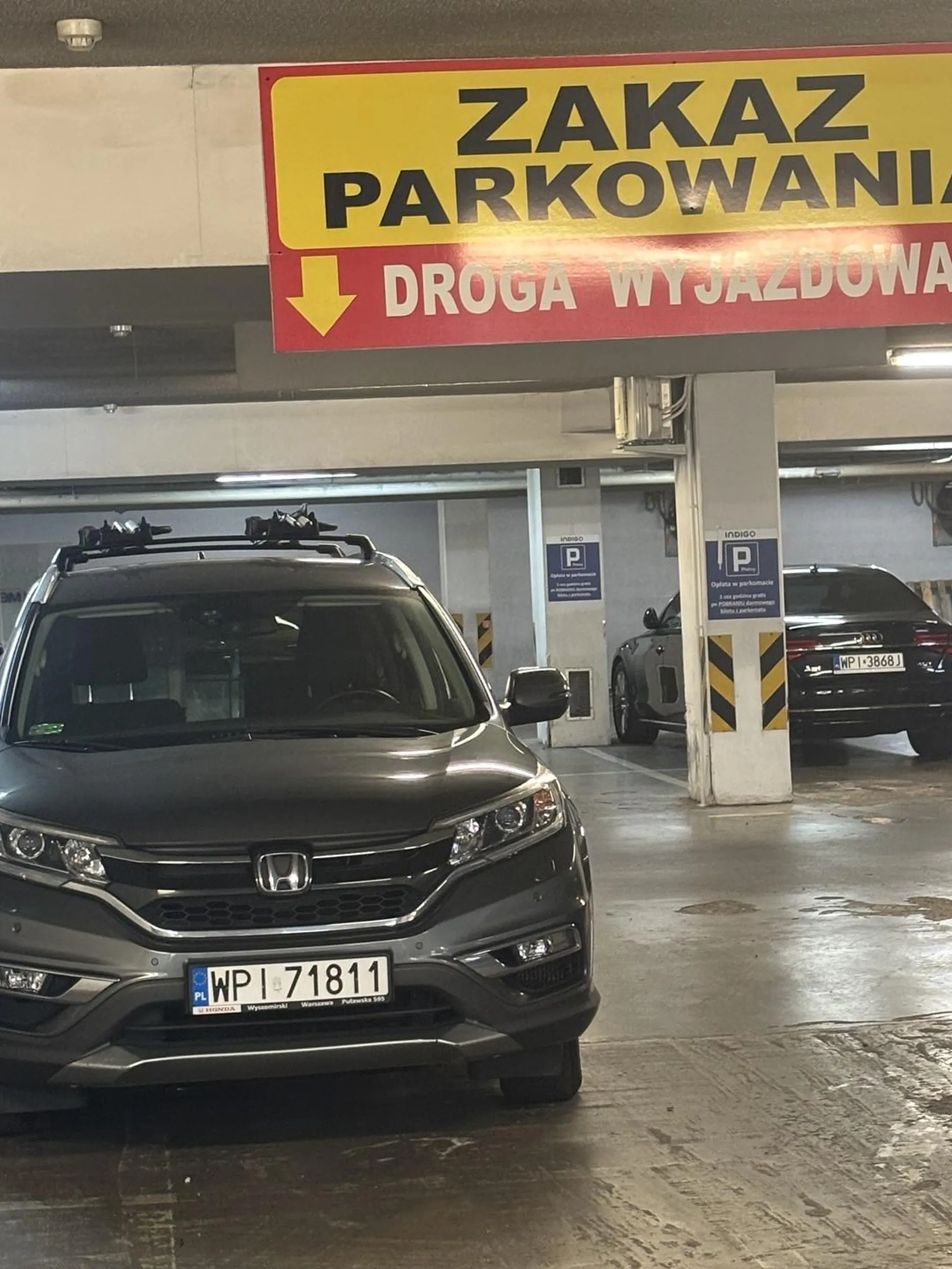 Nie widzieć tak wielkiego znaku i zablokować przejazd to naprawdę wyczyn.