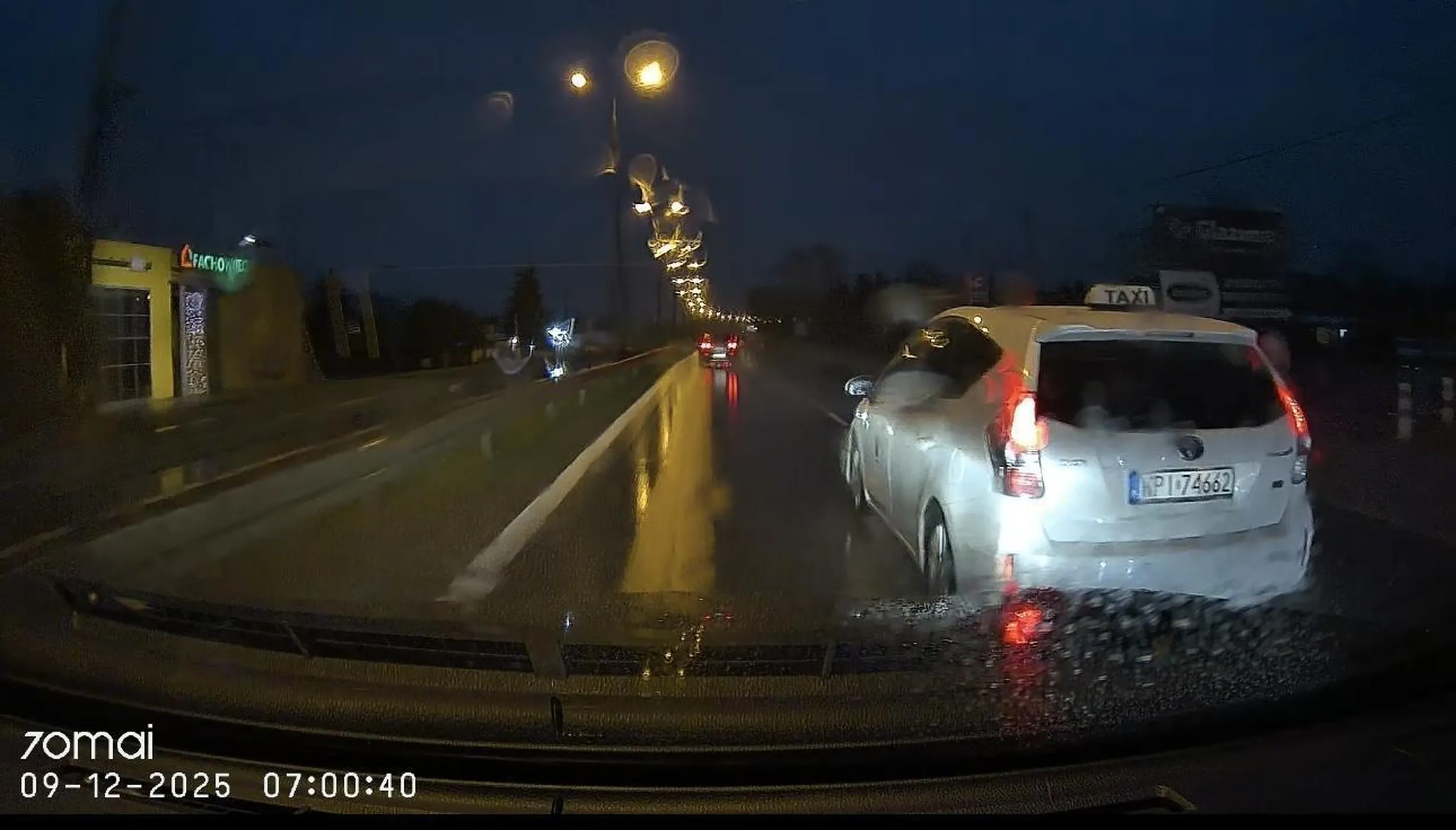 Po co kierunki? Nie wiadomo. Po co zajeżdżać komuś drogę aby 2-3s przyspieszyć ? Nie mam pojęcia, ale wiem, że trzeba uważać bo dziwne rzeczy się dzieją. Potem zamiast machnąć ręką nie mówię o przepraszam to jeszcze pokazuje palec na którym siada. Dziwny przypadek ponieważ wozi ludzi z tego co widzę